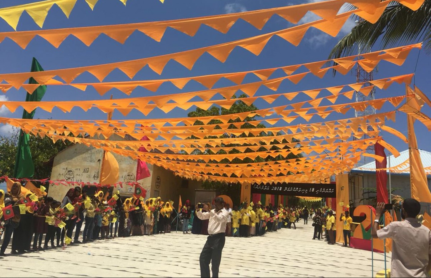 އިބޫ މިއަދު ކޮލަމާފުއްޓަށް ވަޑައިގަތުމުން، އޭނާ އަށް މަރުހަބާ ދަންނަވަން ނުކުތް މީހުން. - ފޮޓޯ: އެމްޑީޕީ