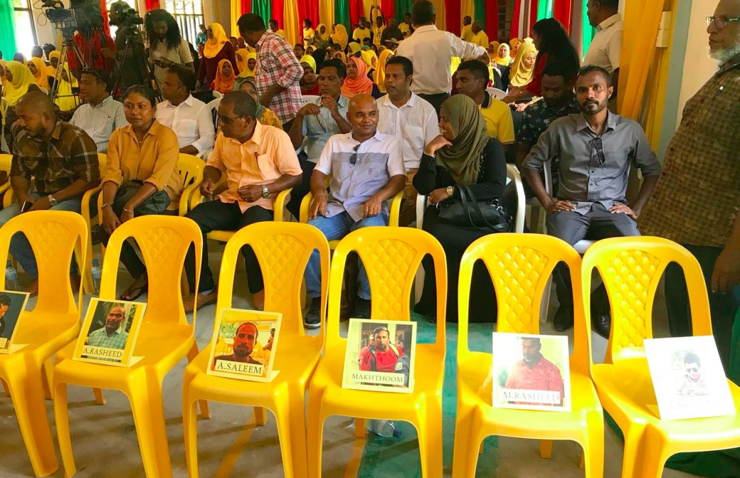 ގއ. ކޮލަމާފުށިން ޓެރަރިޒަމްގެ ތުހުމަތުގައި ހައްޔަރުކުރި މީހުންނަށް، އިދިކޮޅު އިއްތިހާދުގެ ޖަލްސާގައި ގޮނޑި ހުސްކޮށް ބަހައްޓާފައި. -- ޓްވިޓާ ފޮޓޯ/ރޮޒައިނާ