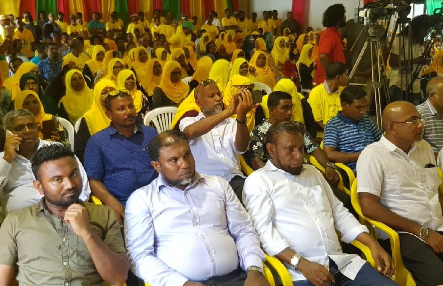 ކޮލަމާފުށީގައި މިއަދު ބޭއްވި ޖަލްސާގައި ގިނަ ބަޔަކު ބައިވެރިވަނީ. - ފޮޓޯ: އެމްޑީޕީ