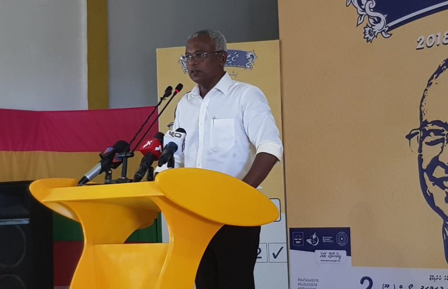 އިބޫ މިއަދު ގއ. ކޮލަމާފުށީ ރައްޔިތުންނާ ބައްދަލު ކުރައްވަނީ. - ފޮޓޯ: އެމްޑީޕީ