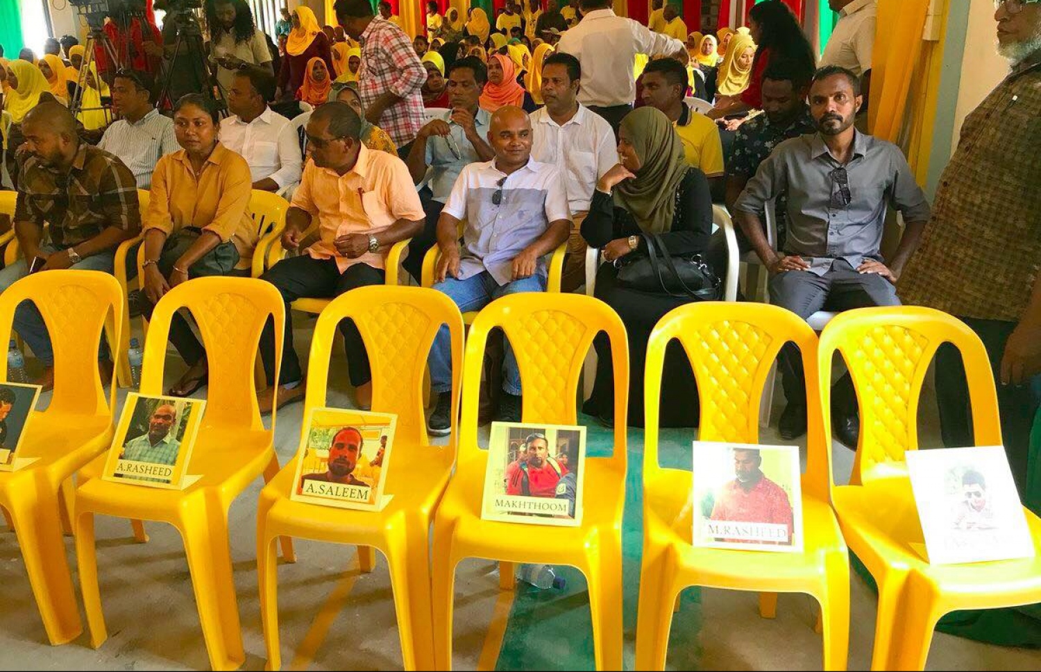 ކޮލަމާފުށީގައި މިއަދު ބޭއްވި ޖަލްސާގެ ކުރީ ސަފު ގޮނޑިތައް ހުސްކޮށް. އެ ގޮނޑިތައް ހާއްސަކޮށްފައިވަނީ ކޮލަމާފުށިން ހައްޔަރު ކުރި ހުރިހާ އެންމެންނަށް.