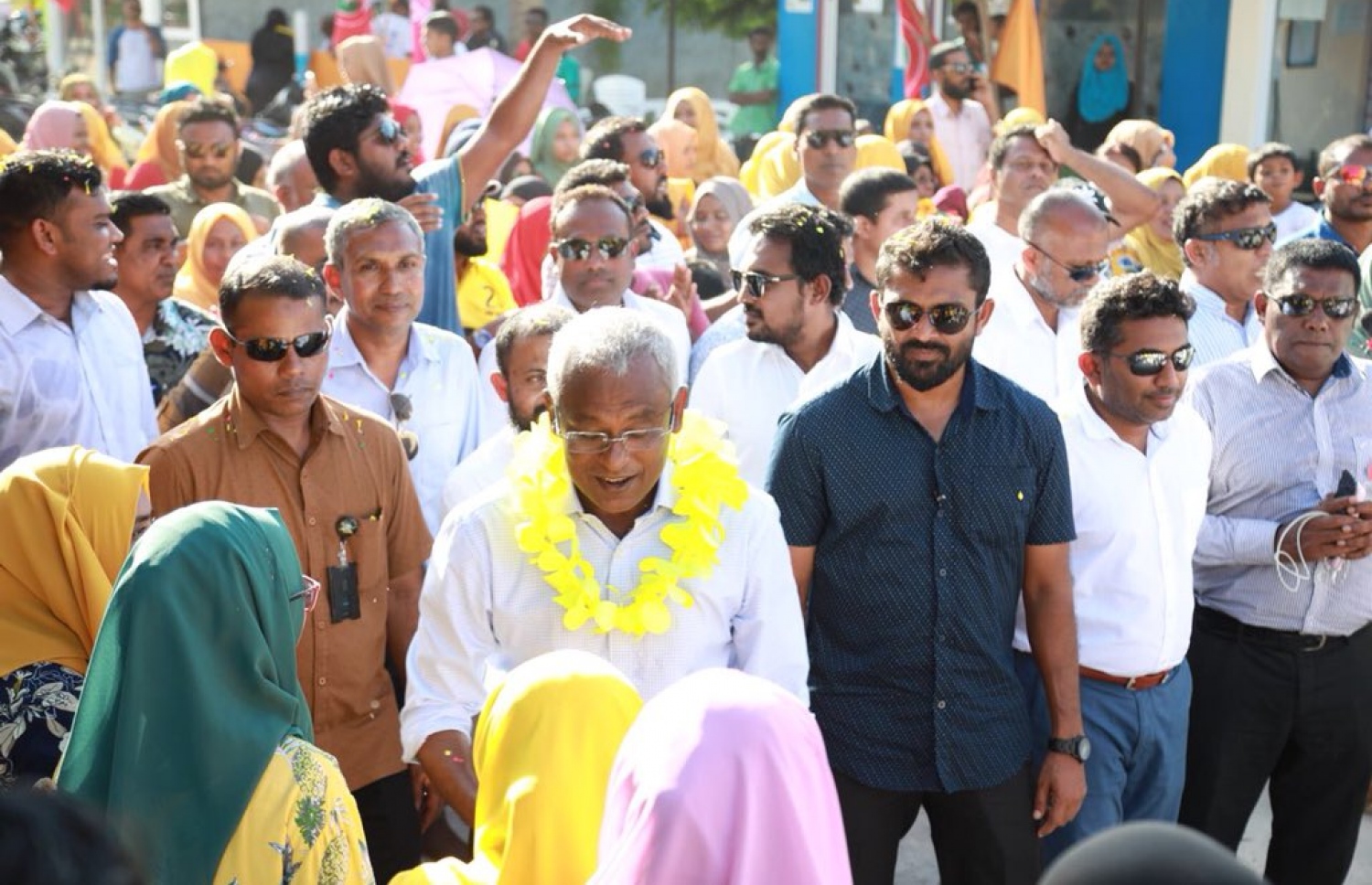 އިބޫ މިއަދު ގެމަނަފުއްޓަށް ވަޑައިގަތުމުން، އެ ރަށު ރައްޔިތުން އޭނާ އަށް ހޫނު މަރުހަބާއެއް ދަންނަވަނީ. -ފޮޓޯ: އެމްޑީޕީ