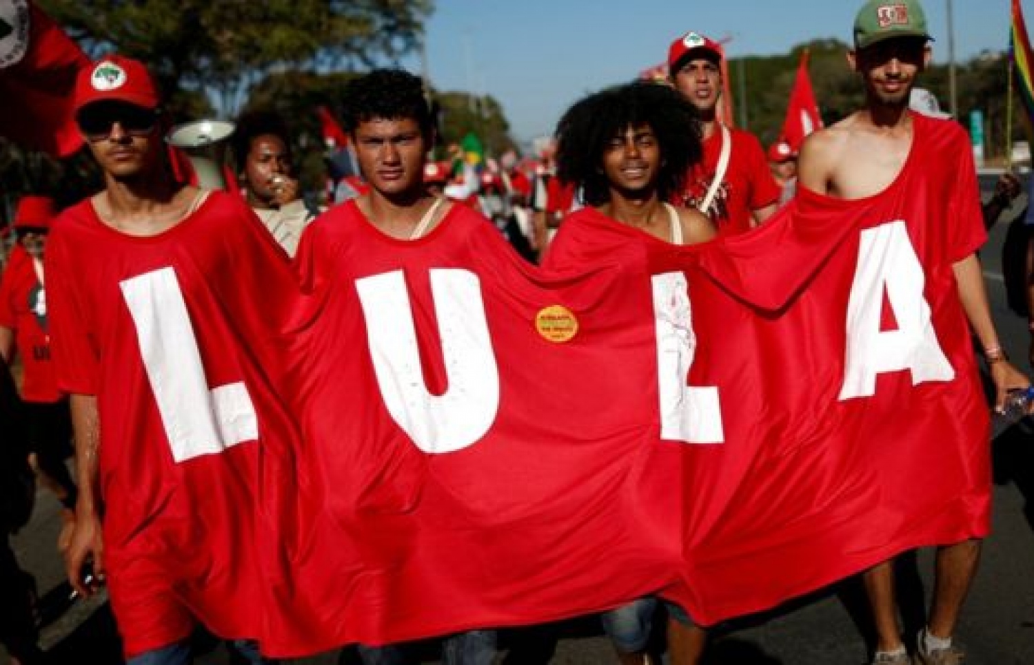 ޚިޔާލު ހޯދުމުގެ ވޯޓުތަކުގެ ކުރީގައި އުޅުއްވަނީ ލޫލާ. --ފޮޓޯ:ރޮއިޓާސް