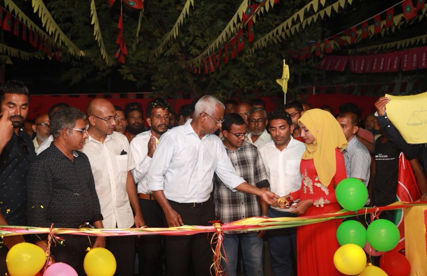 އިބޫ މިރޭ، އިދިކޮޅު ކޯލިޝަންގެ ޖަގަހައެއް ހުޅުއްވައިދެއްވަނީ. - ފޮޓޯ: އެމްޑީޕީ