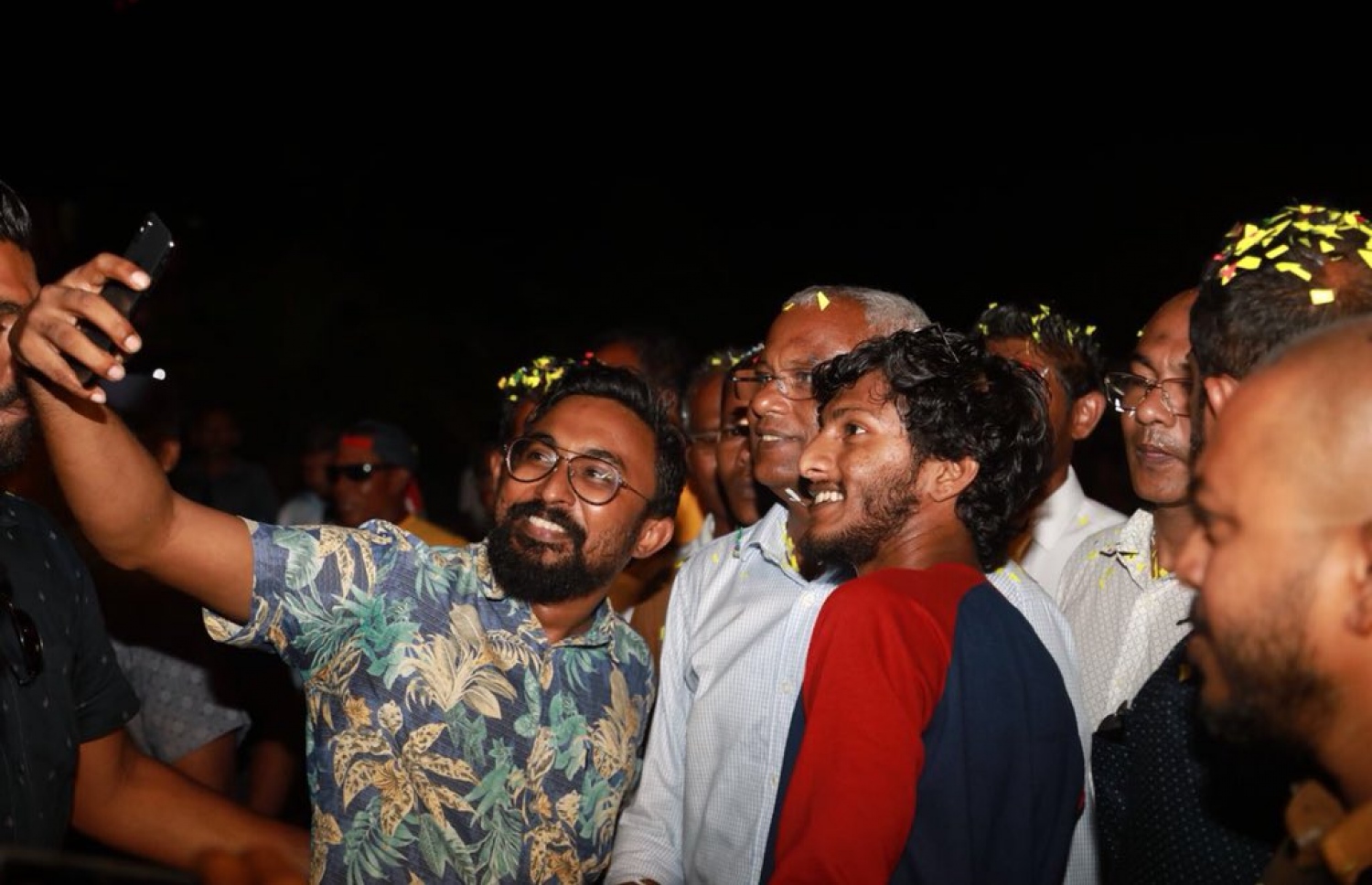 އިބޫ އަށް މިރޭ ގައްދޫ ވަޑައިގެން ދެ ޒުވާނަކާއެކު ސެލްފީއެއް ނަންގަވަނީ. - ފޮޓޯ: އެމްޑީޕީ