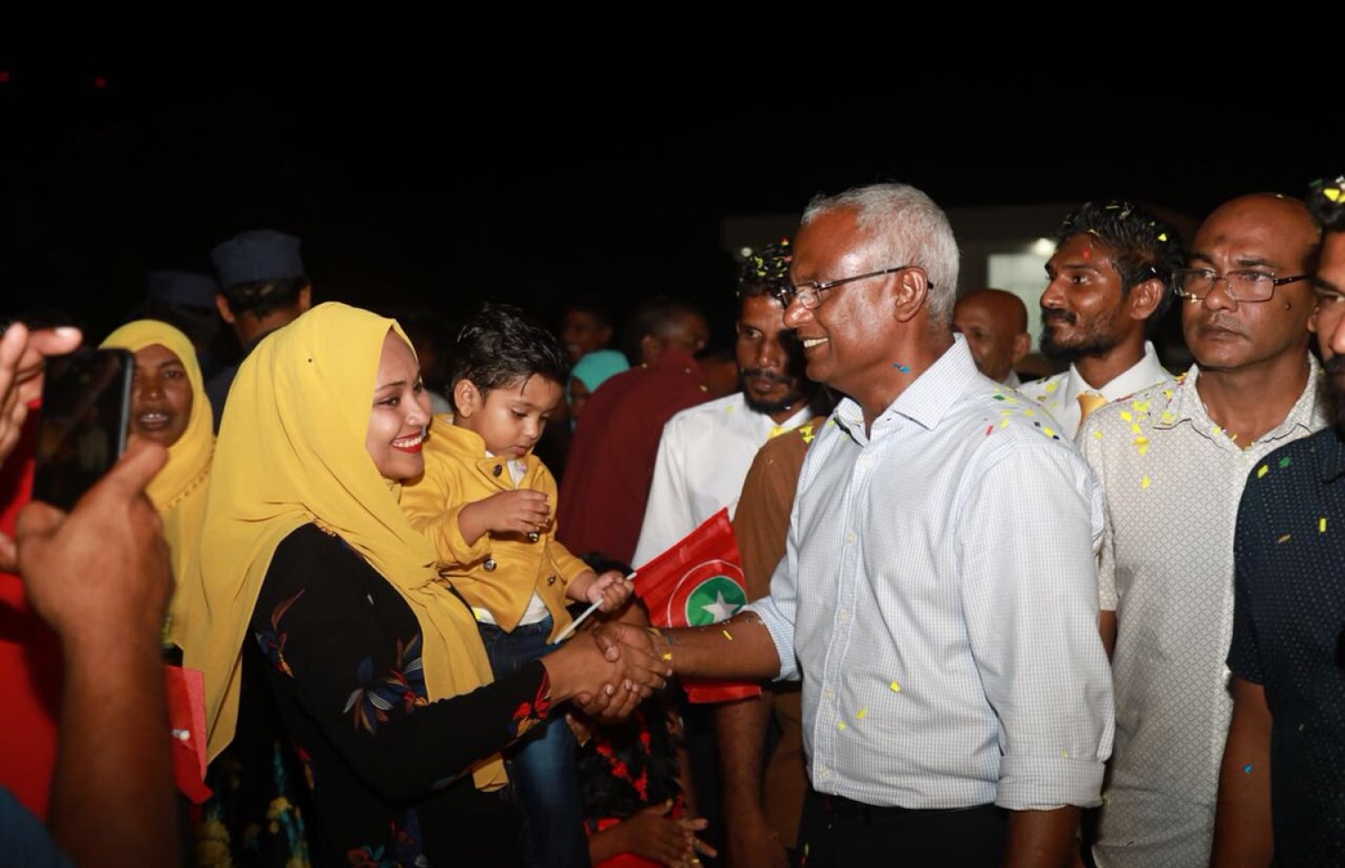 އިބޫ މިއަދު ކޮލަމާފުއްޓަށް ވަޑައިގެން، އެ ރަށުގެ އުޅޭ އަންހެނަކާ ސަލާމް ކުރައްވަނީ. - ފޮޓޯ: އެމްޑީޕީ