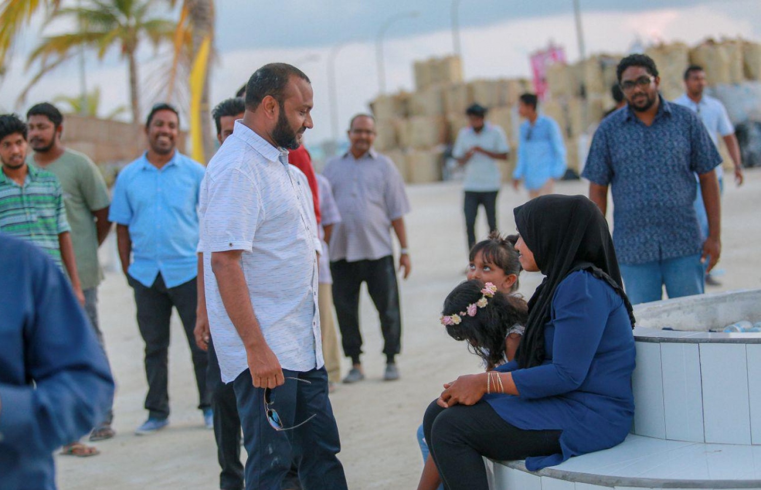 ޝަހީމް މިއަދު ހަނިމާދު އަށް ވަޑައިގެން، ރައީސް ޔާމީނަށް ކެމްޕެއިން ކުރައްވުމަށްޓަކައި މީހަކާ ވާހަކަ ދައްކަވަނީ.---ފޮޓޯ: ޝަހީމްގެ ފޭސްބުކް ޕޭޖް