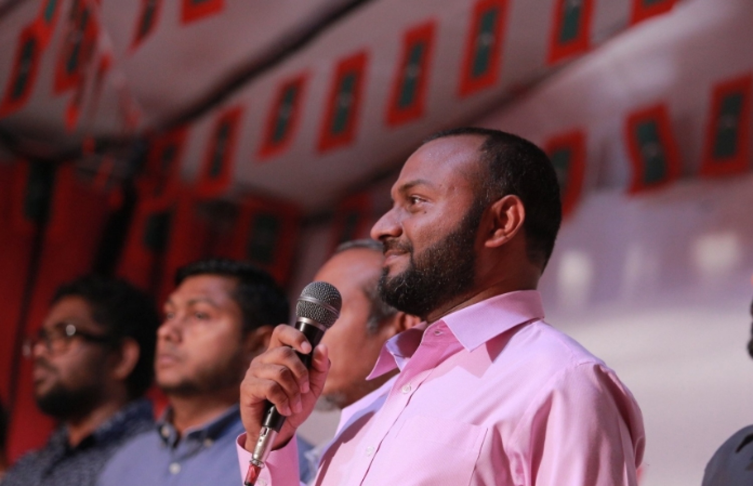 ޑރ، ޝަހީމް މިރޭ ހަނިމާދޫގައި ވާހަކަ ދައްކަވަނީ: ނަޝީދަށް ވަނީ ފާޑުވިދާޅުވެފައި.---ފޮޓޯ: ޝަހީމްގެ ފޭސްބުކް ޕޭޖް