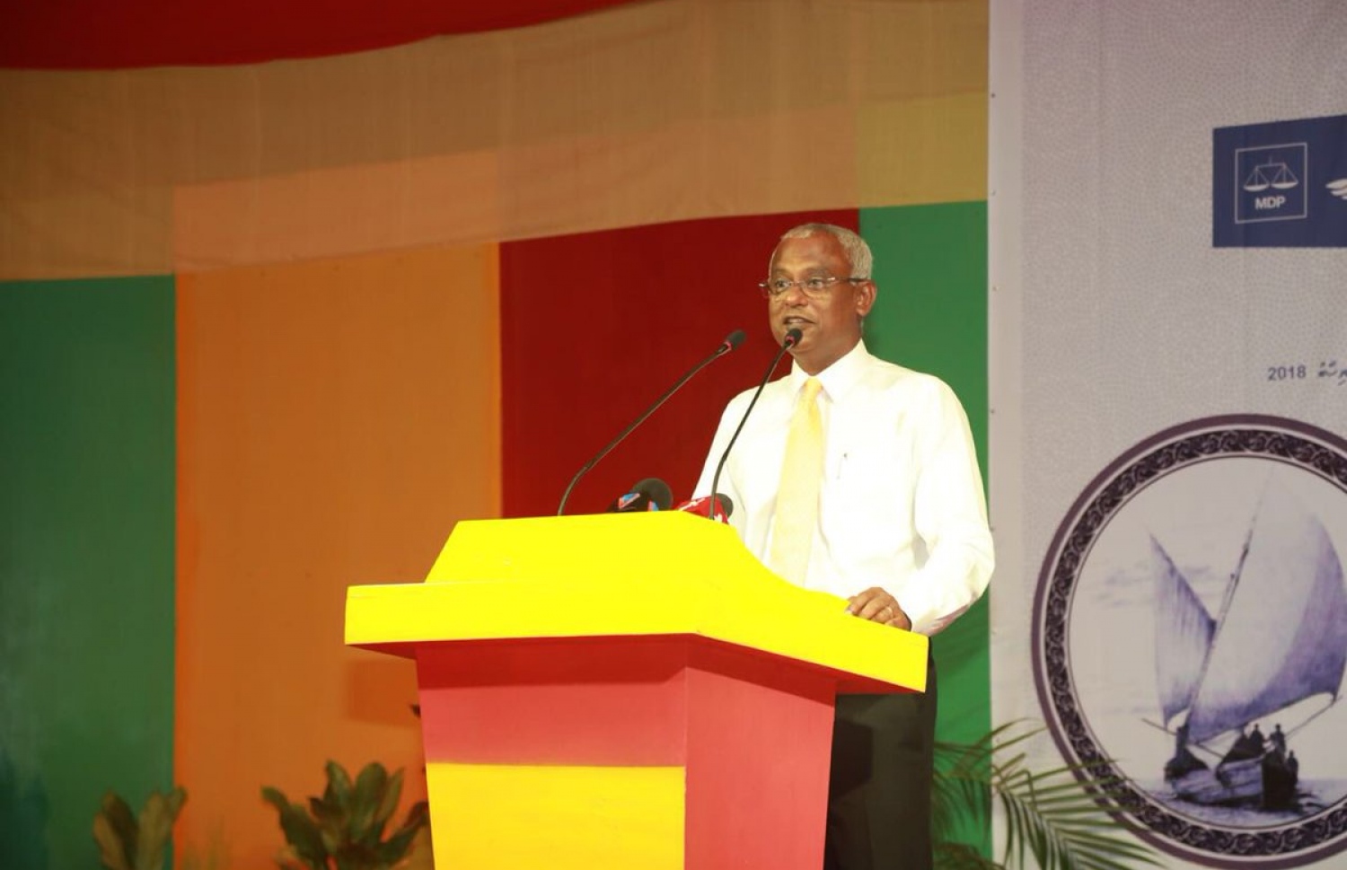 އިބޫ ރޭ ގައްދޫގައި ތިބި އިދިކޮޅު ސަޕޯޓަރުންނާ ބައްދަލު ކުރައްވައި ވާހަކަ ދައްކަވަނީ. - ފޮޓޯ: އެމްޑީޕީ