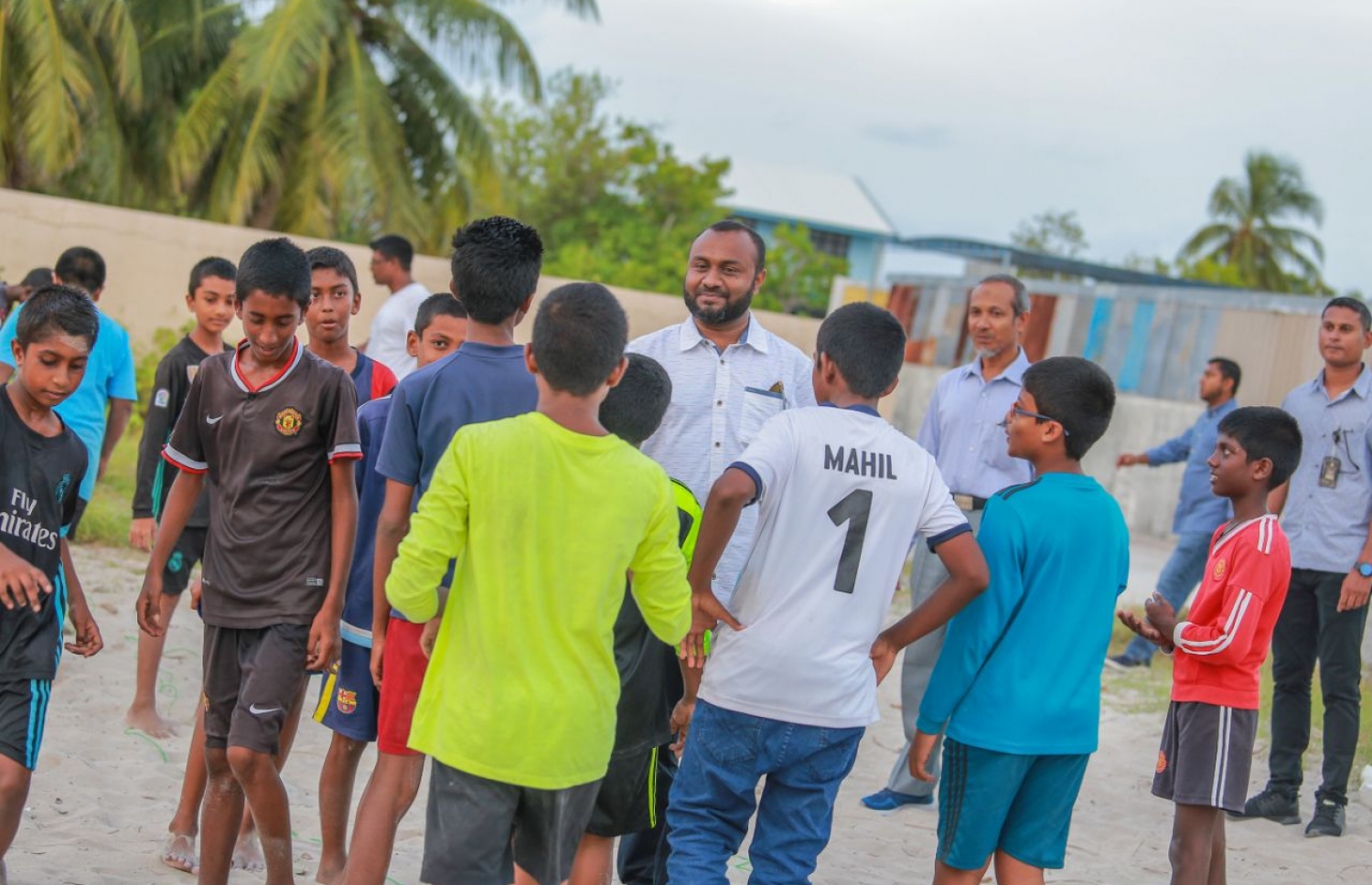 ހދ. ހަނިމާދޫ: ސެޕްޓެމްބަރު 1، 2018: މިމަހު 23 ގައި ބާއްވާ މި އަހަރުގެ ރިޔާސީ އިންތިޚާބުގެ ކެމްޕެއިނަށް، ޕީޕީއެމްގެ ކެންޑިޑޭޓް ރައީސް އަބްދުﷲ ޔާމީންގެ ރަނިންމޭޓް ޑރ. މުހައްމަދު ޝަހީމް އަލީ ސައީދު ހދ. ހަނިމާދޫއަށް ކުރެއްވި ކެމްޕެއިން ދަތުރުގައި، އެރަށުގެ އަތިރިމަތީ ކުޅެންތިބި ކުދިންތަކަކާ ވާހަކަ ދައްކަވާލައްވަނީ--. ފޮޓޯ:ޕީޕީއެމް