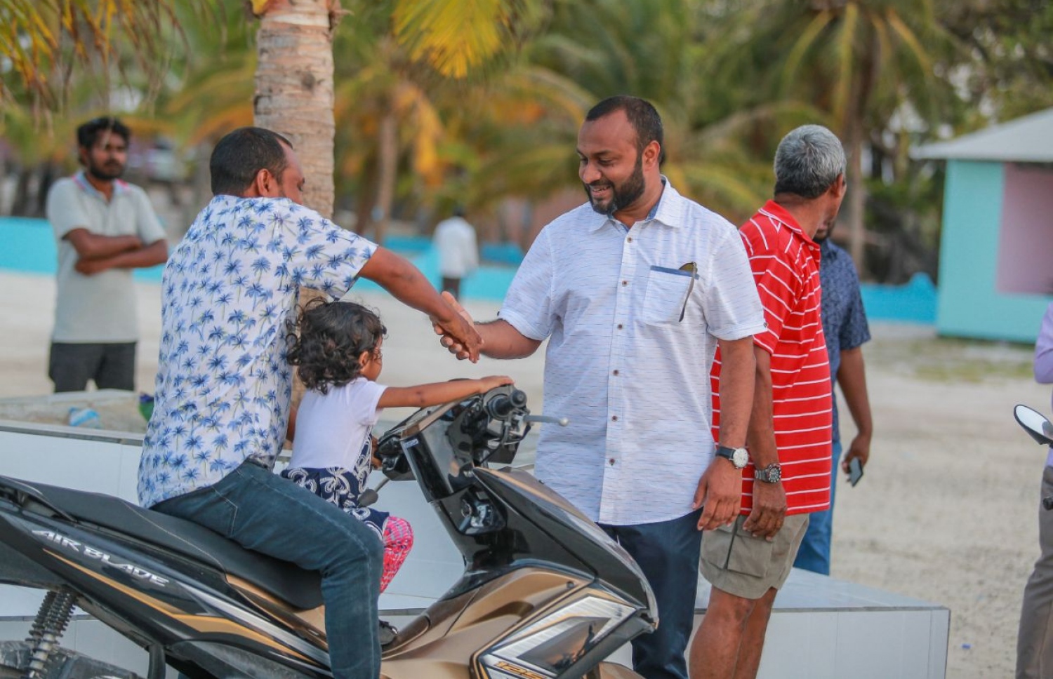 ހދ. ހަނިމާދޫ: ސެޕްޓެމްބަރު 1، 2018: މިމަހު 23 ގައި ބާއްވާ މި އަހަރުގެ ރިޔާސީ އިންތިޚާބުގެ ކެމްޕެއިނަށް، ޕީޕީއެމްގެ ކެންޑިޑޭޓް ރައީސް އަބްދުﷲ ޔާމީންގެ ރަނިންމޭޓް ޑރ. މުހައްމަދު ޝަހީމް އަލީ ސައީދު ހދ. ހަނިމާދޫއަށް ކުރެއްވި ކެމްޕެއިން ދަތުރުގައި، އެރަށުގެ މަގެއްގެ މަތިން ސައިކަލެއްގައި ދިޔަ މީހަކާ ސަލާމް ކުރައްވައި ވާހަކަ ދައްކަވާލައްވަނީ--. ފޮޓޯ:ޕީޕީއެމް