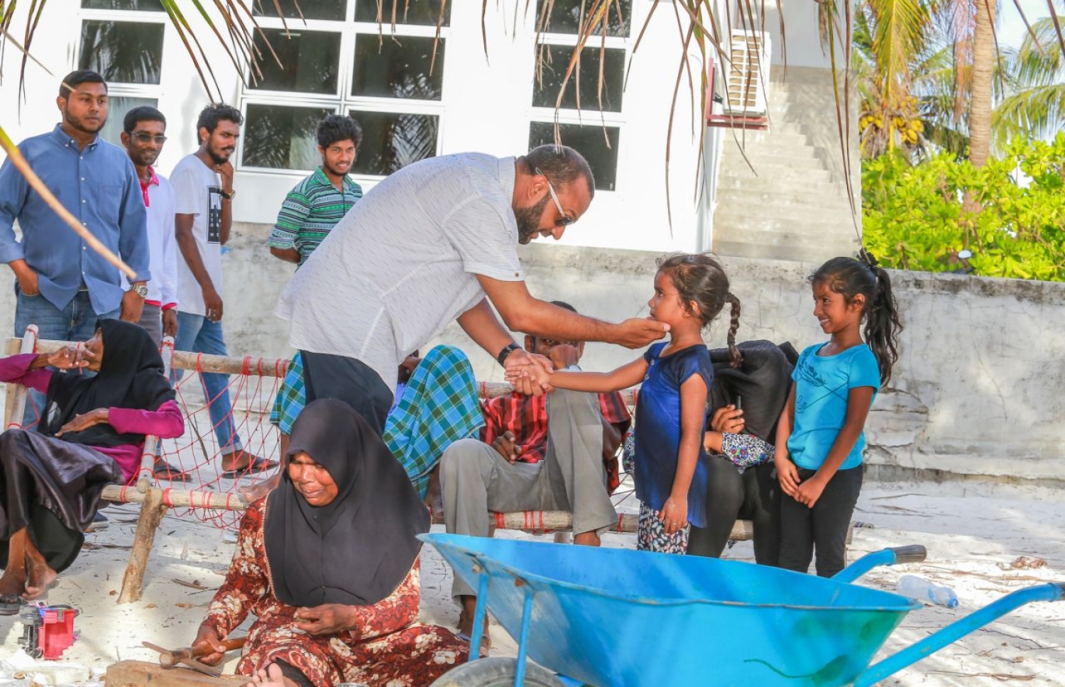 ހދ. ހަނިމާދޫ: ސެޕްޓެމްބަރު 1، 2018: މިމަހު 23 ގައި ބާއްވާ މި އަހަރުގެ ރިޔާސީ އިންތިޚާބުގެ ކެމްޕެއިނަށް، ޕީޕީއެމްގެ ކެންޑިޑޭޓް ރައީސް އަބްދުﷲ ޔާމީންގެ ރަނިންމޭޓް ޑރ. މުހައްމަދު ޝަހީމް އަލީ ސައީދު ހދ. ހަނިމާދޫއަށް ކުރެއްވި ކެމްޕެއިން ދަތުރުގައި، އެރަށުގެ ގެއެއްގެ ބޭރުގައި ތިބި ބަޔަކާ ބައްދަލުކުރައްވަމުން އެތަނުގައި ހުރި ކުޑަކުއްޖަކާ ސަލާމް ކުރައްވަނީ --. ފޮޓޯ:ޕީޕީއެމް