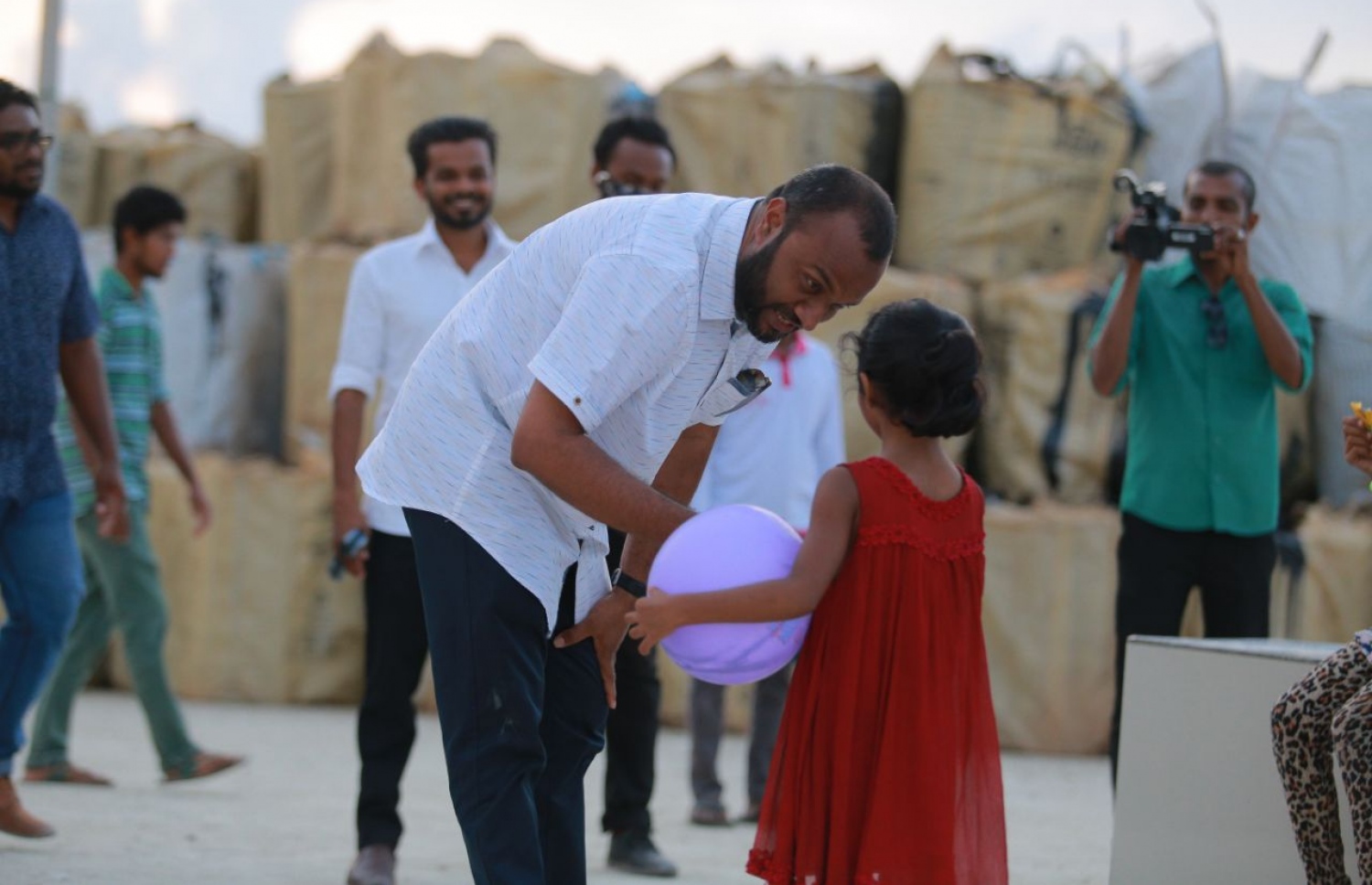 ހދ. ހަނިމާދޫ: ސެޕްޓެމްބަރު 1، 2018: މިމަހު 23 ގައި ބާއްވާ މި އަހަރުގެ ރިޔާސީ އިންތިޚާބުގެ ކެމްޕެއިނަށް، ޕީޕީއެމްގެ ކެންޑިޑޭޓް ރައީސް އަބްދުﷲ ޔާމީންގެ ރަނިންމޭޓް ޑރ. މުހައްމަދު ޝަހީމް އަލީ ސައީދު ހދ. ހަނިމާދޫއަށް ކުރެއްވި ކެމްޕެއިން ދަތުރުގައި، އެރަށުގެ އަތިރިމަތީގައި ކުޅެން ހުރި ކުޑަކުއްޖަކާ ވާހަކަ ދައްކަވާލައްވަނީ--. ފޮޓޯ:ޕީޕީއެމް