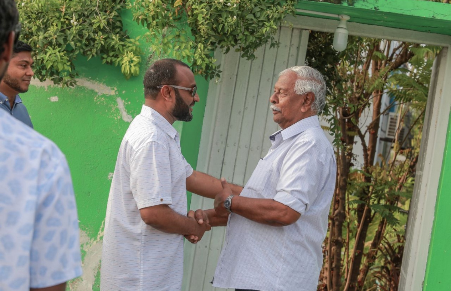 ހދ. ހަނިމާދޫ: ސެޕްޓެމްބަރު 1، 2018: މިމަހު 23 ގައި ބާއްވާ މި އަހަރުގެ ރިޔާސީ އިންތިޚާބުގެ ކެމްޕެއިނަށް، ޕީޕީއެމްގެ ކެންޑިޑޭޓް ރައީސް އަބްދުﷲ ޔާމީންގެ ރަނިންމޭޓް ޑރ. މުހައްމަދު ޝަހީމް އަލީ ސައީދު ހދ. ހަނިމާދޫއަށް ކުރެއްވި ކެމްޕެއިން ދަތުރުގައި، އެރަށުގެ ގެއެއްގެ ބޭރުގައި ހުރި މީހަކާ ސަލާމް ކުރައްވާ ވާހަކަދައްކަވާލައްވަނީ--. ފޮޓޯ:ޕީޕީއެމް