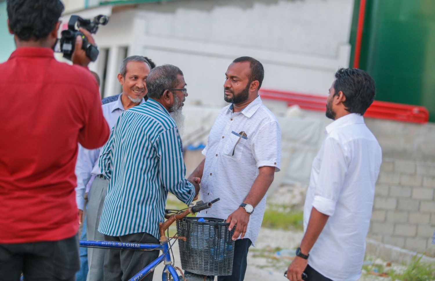 ހދ. ހަނިމާދޫ: ސެޕްޓެމްބަރު 1، 2018: މިމަހު 23 ގައި ބާއްވާ މި އަހަރުގެ ރިޔާސީ އިންތިޚާބުގެ ކެމްޕެއިނަށް، ޕީޕީއެމްގެ ކެންޑިޑޭޓް ރައީސް އަބްދުﷲ ޔާމީންގެ ރަނިންމޭޓް ޑރ. މުހައްމަދު ޝަހީމް އަލީ ސައީދު ހދ. ހަނިމާދޫއަށް ކުރެއްވި ކެމްޕެއިން ދަތުރުގައި، އެރަށުގެ މަގެއްގެ މަތިން ބައިސްކަލުގައި ދިޔަ މީހަކާ ބައްދަލުކުރައްވާ ވާހަކަދައްކަވާލައްވަނީ--. ފޮޓޯ:ޕީޕީއެމް