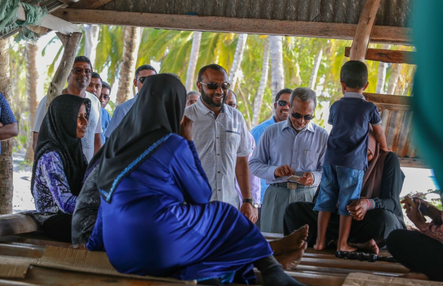 ހދ. ހަނިމާދޫ: ސެޕްޓެމްބަރު 1، 2018: މިމަހު 23 ގައި ބާއްވާ މި އަހަރުގެ ރިޔާސީ އިންތިޚާބުގެ ކެމްޕެއިނަށް، ޕީޕީއެމްގެ ކެންޑިޑޭޓް ރައީސް އަބްދުﷲ ޔާމީންގެ ރަނިންމޭޓް ޑރ. މުހައްމަދު ޝަހީމް އަލީ ސައީދު ހދ. ހަނިމާދޫއަށް ކުރެއްވި ކެމްޕެއިން ދަތުރުގައި، އެރަށުގެ ހޮޅުއަށްޓެއްގައި ތިބި ބަޔަކާ ބައްދަލުކުރައްވާ ކެމްޕޭން ކުރައްވަނީ--. ފޮޓޯ:ޕީޕީއެމް