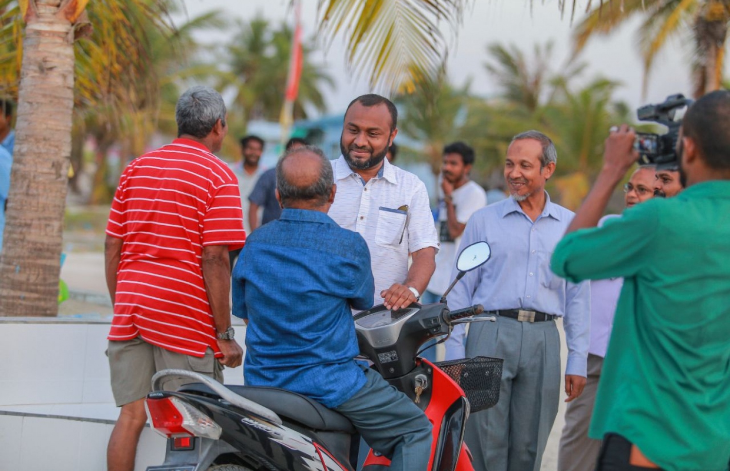 ހދ. ހަނިމާދޫ: ސެޕްޓެމްބަރު 1، 2018: މިމަހު 23 ގައި ބާއްވާ މި އަހަރުގެ ރިޔާސީ އިންތިޚާބުގެ ކެމްޕެއިނަށް، ޕީޕީއެމްގެ ކެންޑިޑޭޓް ރައީސް އަބްދުﷲ ޔާމީންގެ ރަނިންމޭޓް ޑރ. މުހައްމަދު ޝަހީމް އަލީ ސައީދު ހދ. ހަނިމާދޫއަށް ކުރެއްވި ކެމްޕެއިން ދަތުރުގައި، އެރަށުގެ އަތިރިމަތިން ބައެއް މީހުންނާ ބައްދަލުކުރައްވާ ކެމްޕޭން ކުރައްވަނީ--. ފޮޓޯ:ޕީޕީއެމް