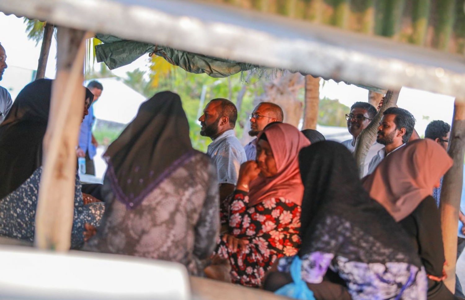 ހދ. ހަނިމާދޫ: ސެޕްޓެމްބަރު 1، 2018: މިމަހު 23 ގައި ބާއްވާ މި އަހަރުގެ ރިޔާސީ އިންތިޚާބުގެ ކެމްޕެއިނަށް، ޕީޕީއެމްގެ ކެންޑިޑޭޓް ރައީސް އަބްދުﷲ ޔާމީންގެ ރަނިންމޭޓް ޑރ. މުހައްމަދު ޝަހީމް އަލީ ސައީދު ހދ. ހަނިމާދޫއަށް ކުރެއްވި ކެމްޕެއިން ދަތުރުގައި، ގިނަ މީހުންތަކެއް އިށީނދެ ތިބި ހޮޅުއަށްޓެއްގައި އިށީނދެވަޑައިގެން އެމީހުންނާ ވާހަކަދައްކަވާ ކެމްޕޭން ކުރައްވަނީ--. ފޮޓޯ:ޕީޕީއެމް