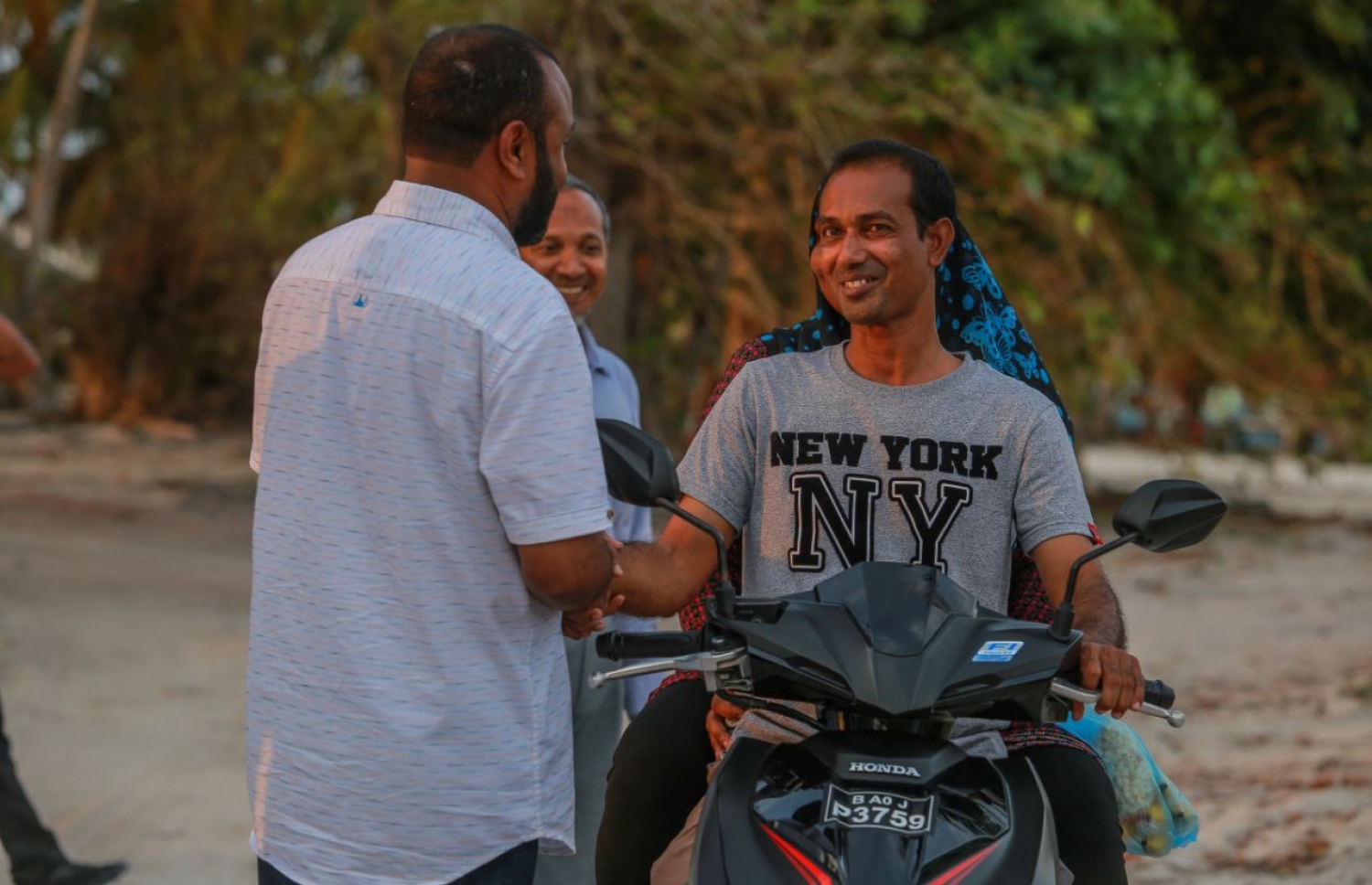 ހދ. ހަނިމާދޫ: ސެޕްޓެމްބަރު 1، 2018: މިމަހު 23 ގައި ބާއްވާ މި އަހަރުގެ ރިޔާސީ އިންތިޚާބުގެ ކެމްޕެއިނަށް، ޕީޕީއެމްގެ ކެންޑިޑޭޓް ރައީސް އަބްދުﷲ ޔާމީންގެ ރަނިންމޭޓް ޑރ. މުހައްމަދު ޝަހީމް އަލީ ސައީދު ހދ. ހަނިމާދޫއަށް ކުރެއްވި ކެމްޕެއިން ދަތުރުގައި، އެރަށުގެ މަގުމަތިން ސައިކަލެއްގައި ދުއްވާފައިދިޔަ ދެމީހުންނާއި ސަލާމްކުރައްވާ ވާހަކަދައްކަވާލައްވަނީ--. ފޮޓޯ:ޕީޕީއެމް