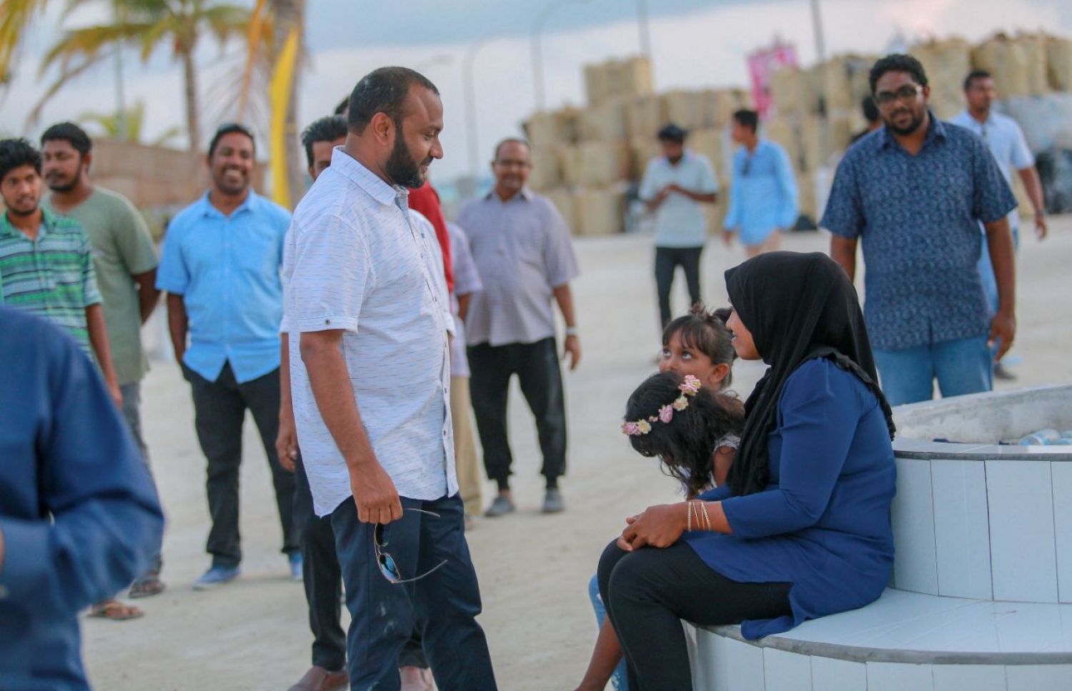 ހދ. ހަނިމާދޫ: ސެޕްޓެމްބަރު 1، 2018: މިމަހު 23 ގައި ބާއްވާ މި އަހަރުގެ ރިޔާސީ އިންތިޚާބުގެ ކެމްޕެއިނަށް، ޕީޕީއެމްގެ ކެންޑިޑޭޓް ރައީސް އަބްދުﷲ ޔާމީންގެ ރަނިންމޭޓް ޑރ. މުހައްމަދު ޝަހީމް އަލީ ސައީދު ހދ. ހަނިމާދޫއަށް ކުރެއްވި ކެމްޕެއިން ދަތުރުގެ ތެރެއިން އެރަށުގެ އަތިރިމަތީގައި ތިބި ބައެއް މީހުންނާ ބައްދަލުކުރައްވާ ވާހަކަދައްކަވާލައްވަނީ--. ފޮޓޯ:ޕީޕީއެމް