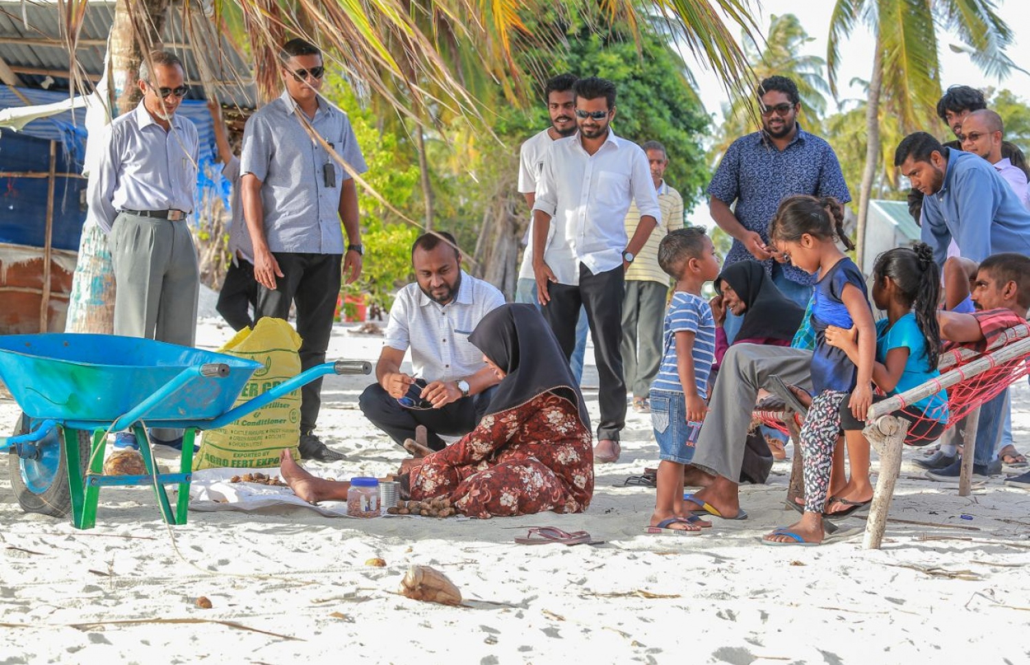 ހދ. ހަނިމާދޫ: ސެޕްޓެމްބަރު 1، 2018: މިމަހު 23 ގައި ބާއްވާ މި އަހަރުގެ ރިޔާސީ އިންތިޚާބުގެ ކެމްޕެއިނަށް، ޕީޕީއެމްގެ ކެންޑިޑޭޓް ރައީސް އަބްދުﷲ ޔާމީންގެ ރަނިންމޭޓް ޑރ. މުހައްމަދު ޝަހީމް އަލީ ސައީދު ހދ. ހަނިމާދޫއަށް ކުރެއްވި ކެމްޕެއިން ދަތުރުގައި، އެރަށުގެ އަތިރިމަތީގައި ކުޑަކުދިންތަކެއް ގޮވައިގެން ކަނަމަދު ފަޅަން އިން މީހެއްގެ ކައިރި އިށީނދެވަޑައިގެން އޭނައާ ވާހަކަދައްކަވާލައްވަނީ--. ފޮޓޯ:ޕީޕީއެމް