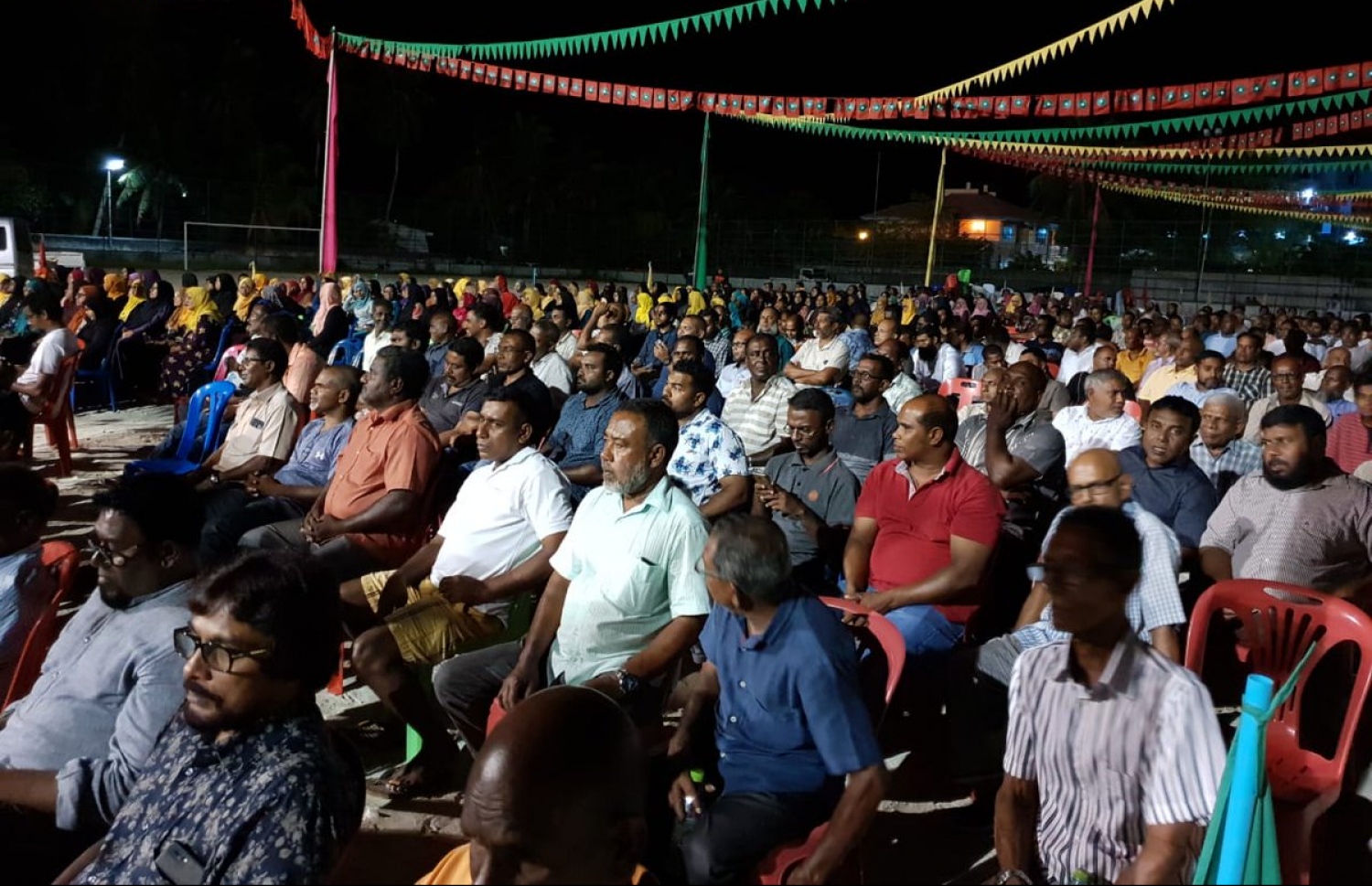 އިދިކޮޅު ކޯލިޝަނުން ރޭ އައްޑޫގައި ބޭއްވި ޖަލްސާގައި ބައިވެރިވި މީހުން-- ފޮޓޯ: އަދާލަތު ޕާޓީ