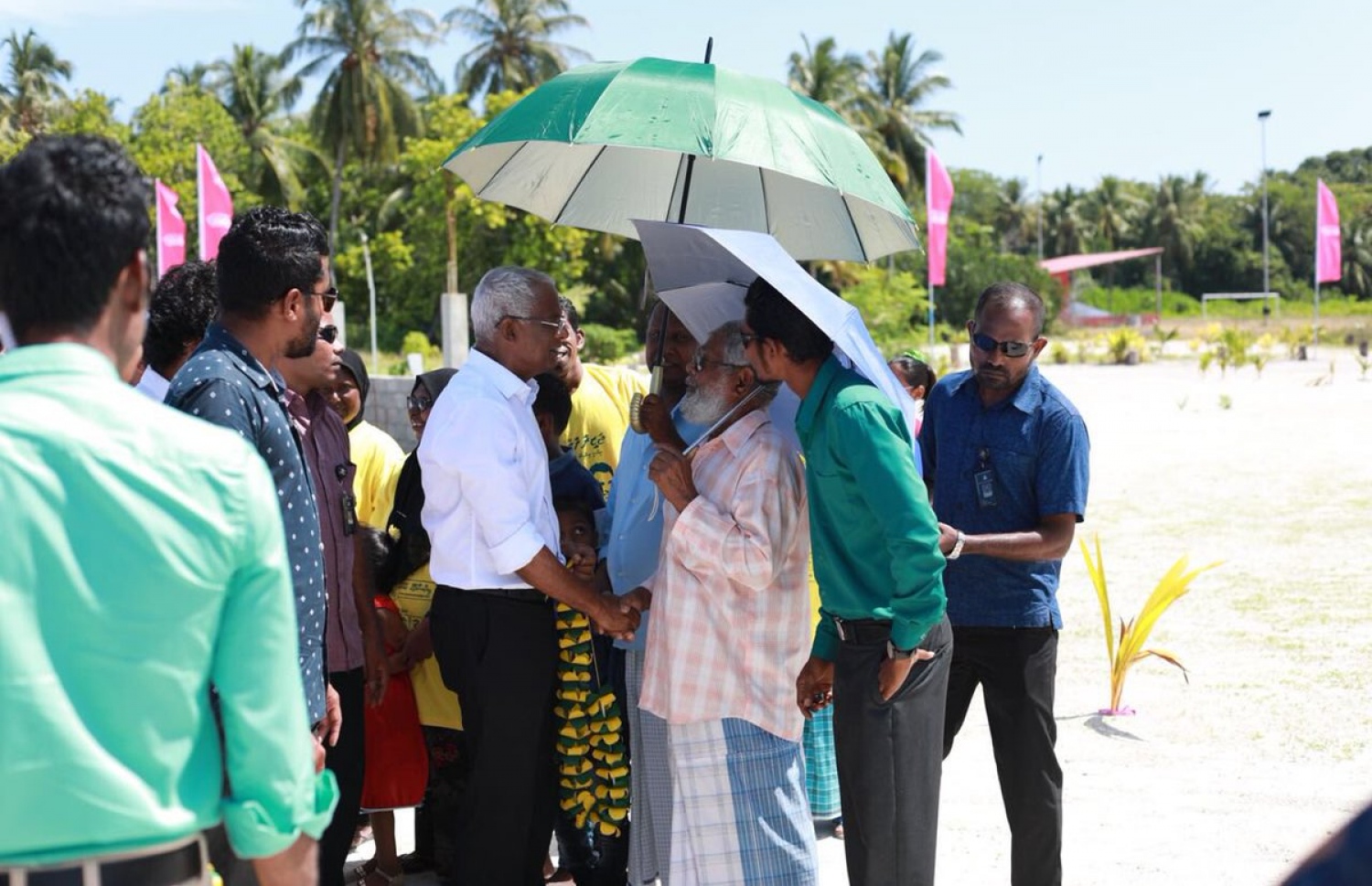 އިދިކޮޅު ކެންޑިޑޭޓު އިބޫ މިއަދު ކޮނޑޭއަށް ވަޑައިގަތުމުން، އެ ރަށު ބަޔަކު މަރުހަބާ ދަންނަވަނީ. - ފޮޓޯ: އެމްޑީޕީ