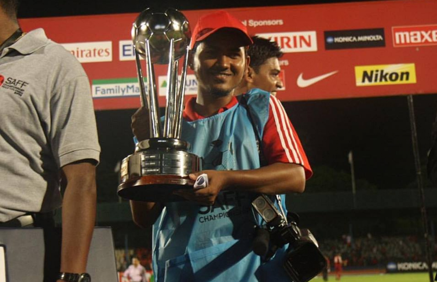 ހަފްސީ އަބްދުﷲ 2008 ވަނަ އަހަރުގެ ސާފް ޗެމްޕިއަންޝިޕުގެ ފައިނަލް މެޗަށް ފަހު ތަށި ހިފައިގެން: އެ ފަހަރުގެ ޓީވީއެމް ކަވަރޭޖުގައި އިސް ދައުރެއް އަދާކުރި.