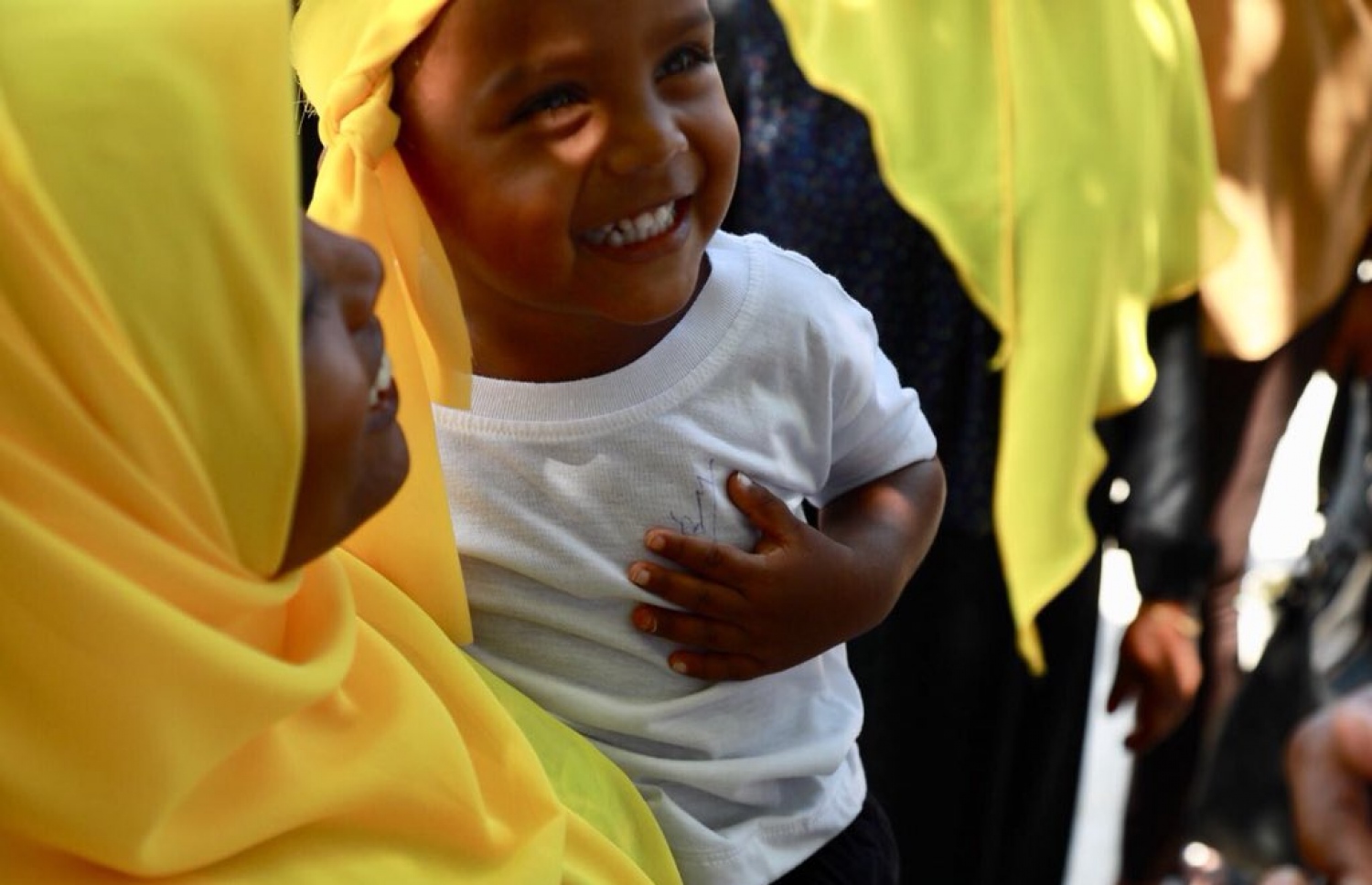 ކުޑަކުއްޖާގެ ޓީޝާޓުގައި އިބޫ ސޮއިކުރެއްވުމުން، އެ ކުއްޖާ އުފާވެފައި