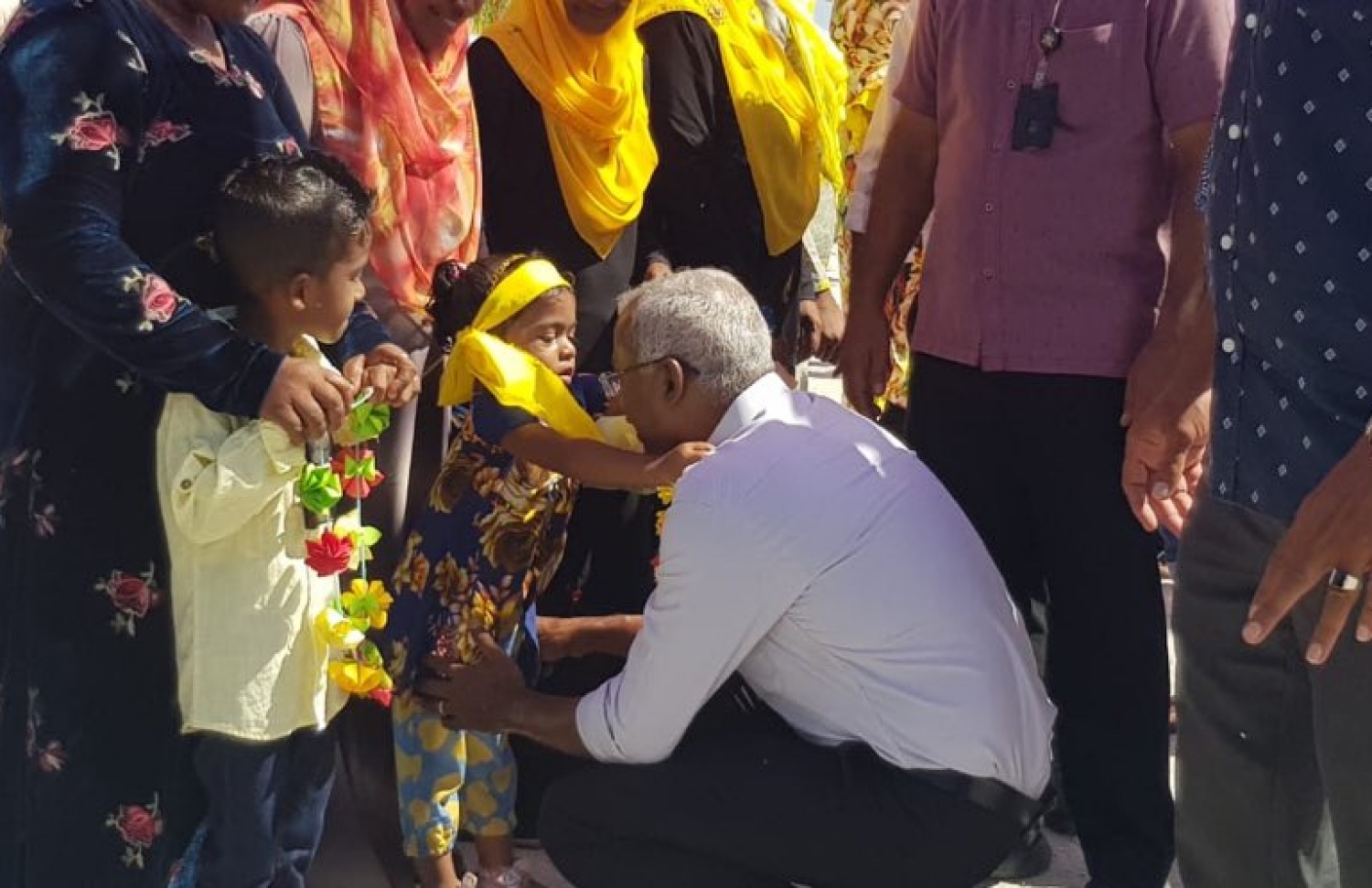 އިދިކޮޅު ކެންޑިޑޭޓު މިއަދު ނިލަންދު އަށް ވަޑައިގަތުމުން، ކުޑަ ކުއްޖަކު މަރުހަބާ ދަންނަވަނީ. - ފޮޓޯ: އެމްޑީޕީ