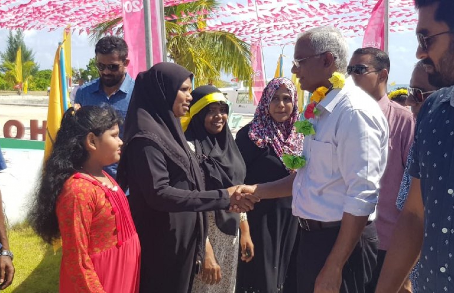 އިދިކޮޅު ކެންޑިޑޭޓު މިއަދު ނިލަންދު އަށް ވަޑައިގަތުމުން، އޭނާ އަށް އެ ރަށު ބަޔަކު މަރުހަބާ ދަންނަވަނީ. - ފޮޓޯ: އެމްޑީޕީ