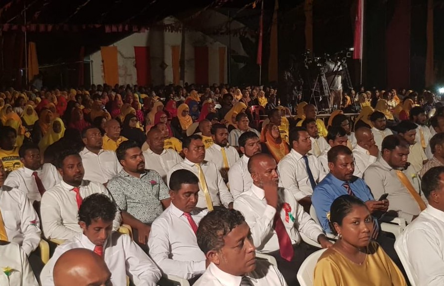 އިދިކޮޅު ކޯލިޝަނުން ގއ. ވިލިނގިލީގައި ރޭ ބޭއްވި ޖަލްސާ. މި ޖަލްސާގައި އެތައް ސަތޭކަ ބަޔަކު ބައިވެރިވި. - ފޮޓޯ: އެމްޑީޕީ