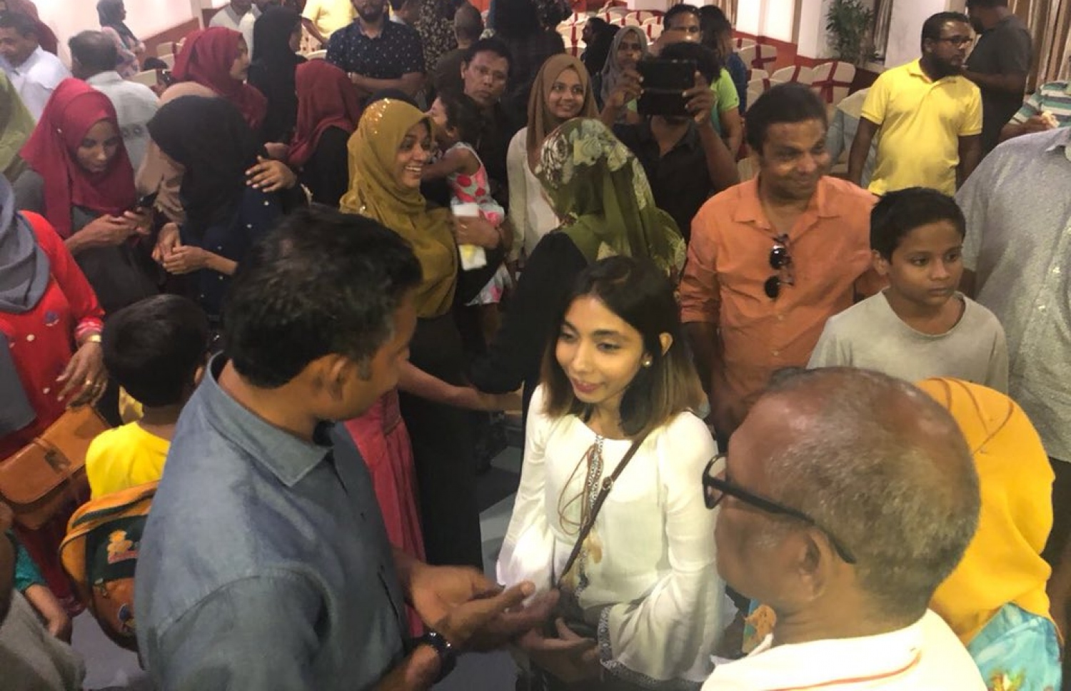 އިދިކޮޅު ޕާޓީތަކުގެ ރަނިންމޭޓް ފައިސަލް، އިންޑިއާގައި ދިރިއުޅޭ އިދިކޮޅު ސަޕޯޓަރުންނާ މިއަދު ބައްދަލުކުރައްވަނީ.---ފޮޓޯ: އެމްޑީޕީ