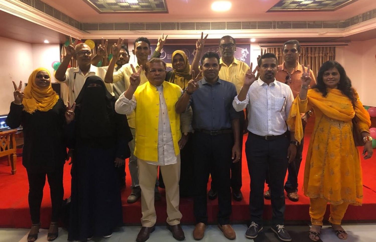 އިދިކޮޅު ޕާޓީތަކުގެ ރަނިންމޭޓް ފައިސަލް، އިންޑިއާގައި ދިރިއުޅޭ އިދިކޮޅު ސަޕޯޓަރުންތަކަކާ އެކު، މިއަދު ފޮޓޯއަކަށް ހުއްޓިވަޑައިގެން.---ފޮޓޯ: އެމްޑީޕީ