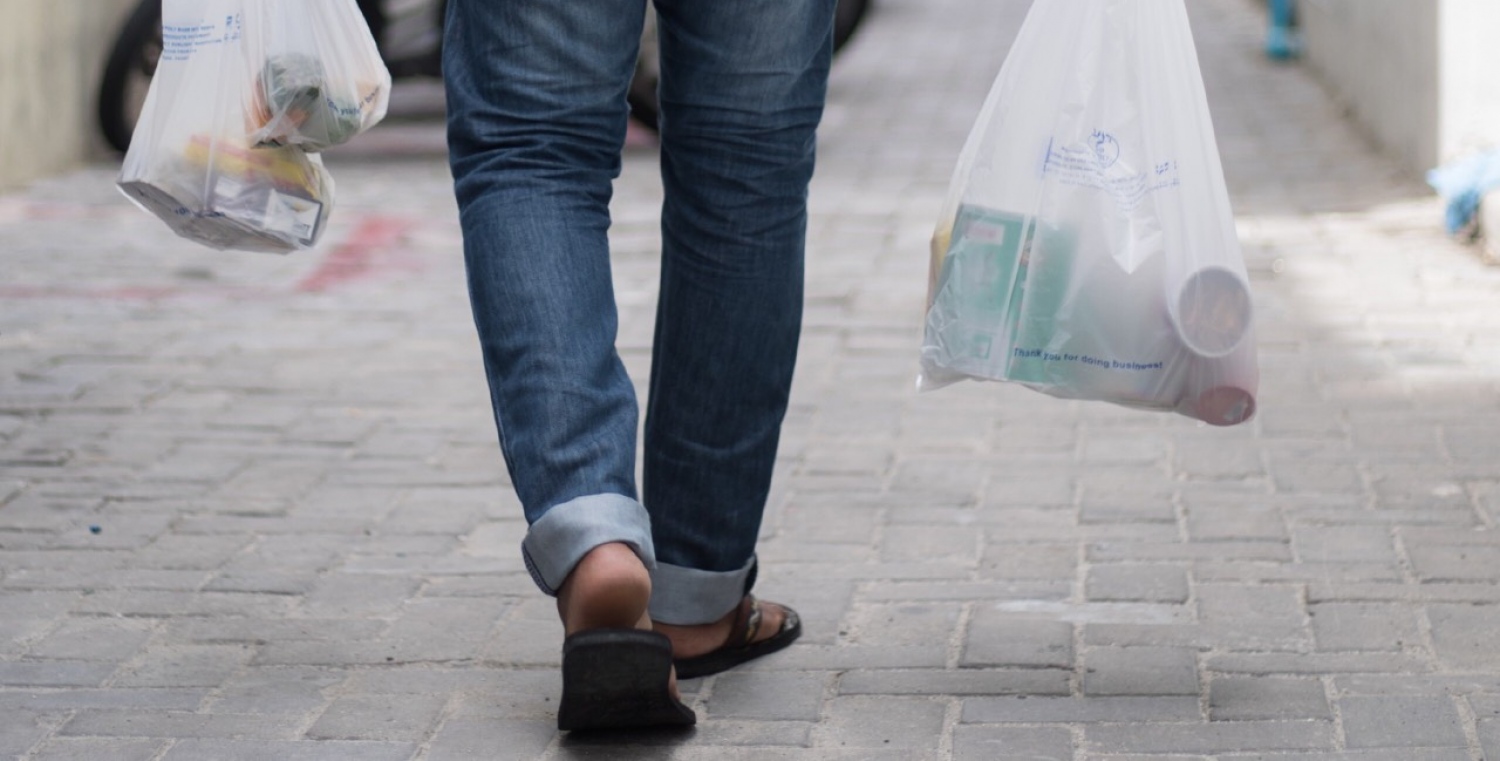 ޕްލާސްޓިކް ކޮތަޅުތަކުގައި ގެއަށް ބޭނުންވާ ސާމާނު އުފުލައިގެން ގެންދަނީ -- ފޮޓޯ: ނިޝާން އަލީ/މިހާރު