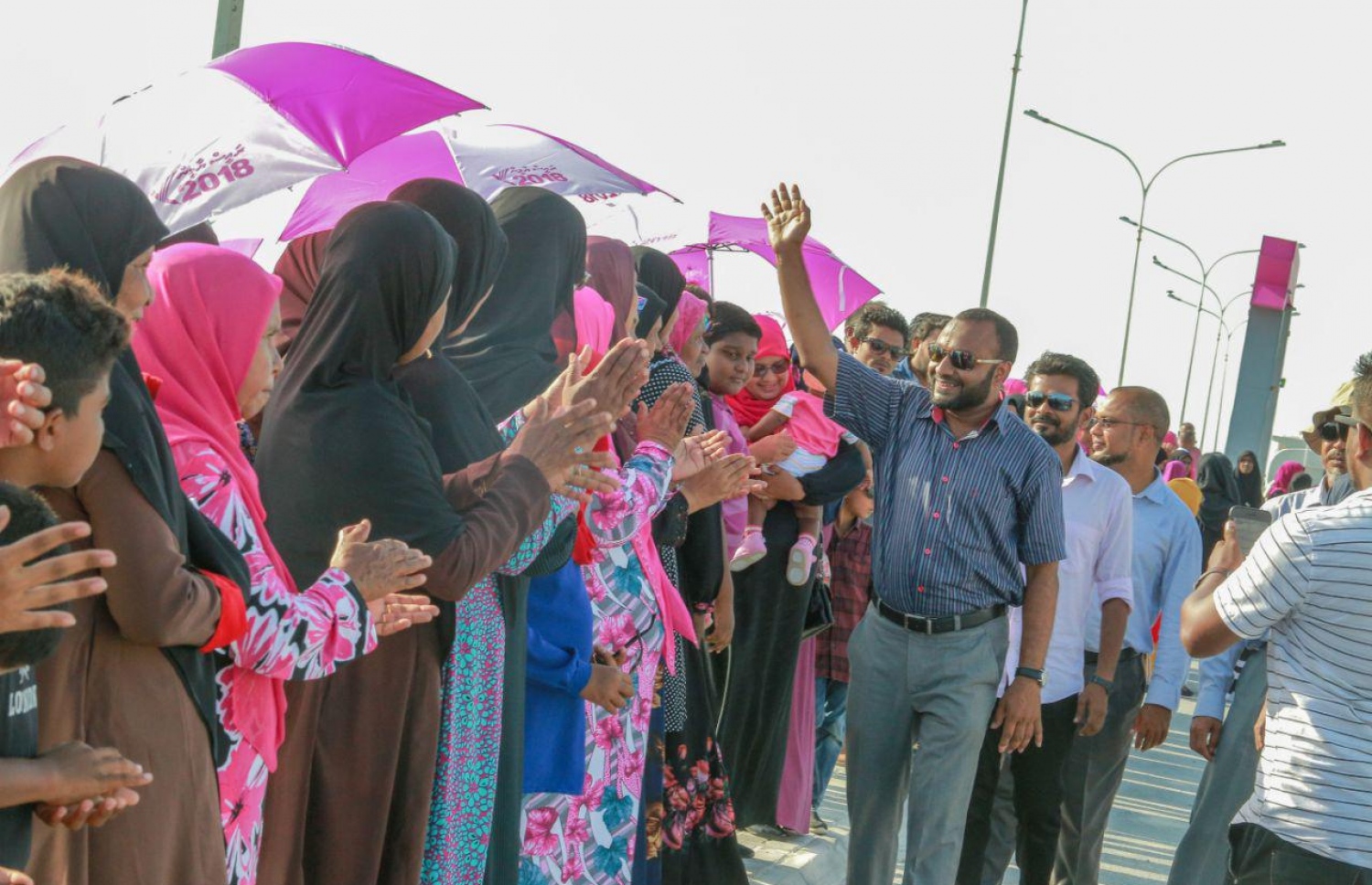 ޑރ. ޝަހީމް ކެމްޕެއިނަށް ކުޅުދުއްފުއްޓަށް ވަޑައިގަތުމުން މަރުހަބާ ދަންވަން އެއްވި މީހުންނަށް އަތް އުފުއްލައި ސަލާމް ކުރައްވަނީ.---ފޮޓޯ: ޝަހީމްގެ ފޭސްބުކް ޕޭޖް