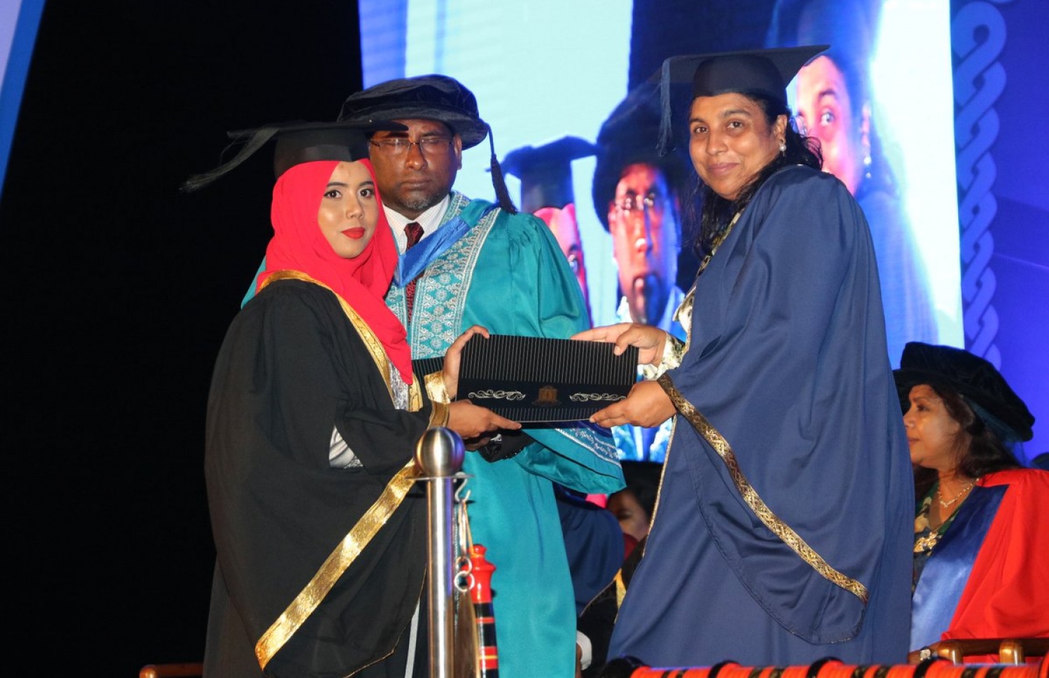 އެމްއެންޔޫން ރޭ ދަސްވެނިވި ދަރިވަރަކަށް، އެ ޔުނިވާސިޓީގެ ޑެޕިއުޓީ ވައިސް ޗާންސެލާ ޝާހީން ސެޓްފިކެޓް ހަވާލުކޮށްދެއްވަނީ.-- ފޮޓޯ: އެޑިއުކޭޝަން މިނިސްޓްރީ