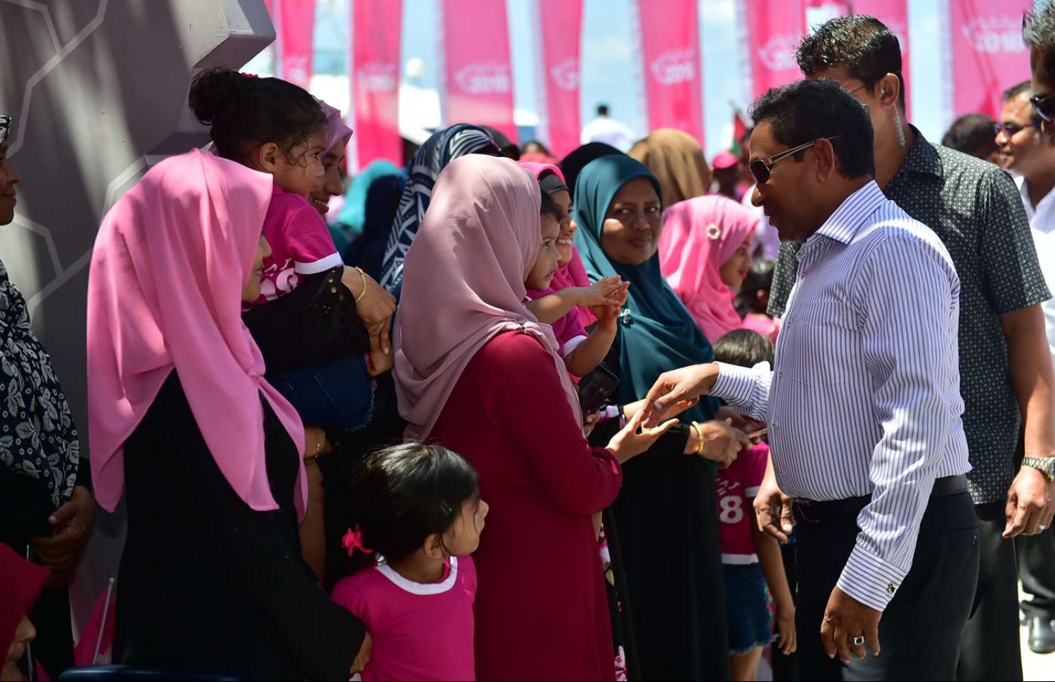 އދ. މަހިބަދޫ: ސެޕްޓެމްބަރު 3، 2018- ރައީސް އަބްދުﷲ ޔާމީން މަހިބަދޫގެ މަގު ހެދުމުގެ މަސައްކަތުގެ ނިމުން ފާހަގަކުރުމުގެ ގޮތުން އެރަށަށް ވަޑައިގަތުމުން، އެމަނިކުފާނަށް މަރުހަބާ ދެންނެވުމުގެ ގޮތުން އެއްވެ ތިބި މީހުންނާ ސަލާމްކުރައްވަނީ.---ފޮޓޯ: ރައީސް އޮފީސް