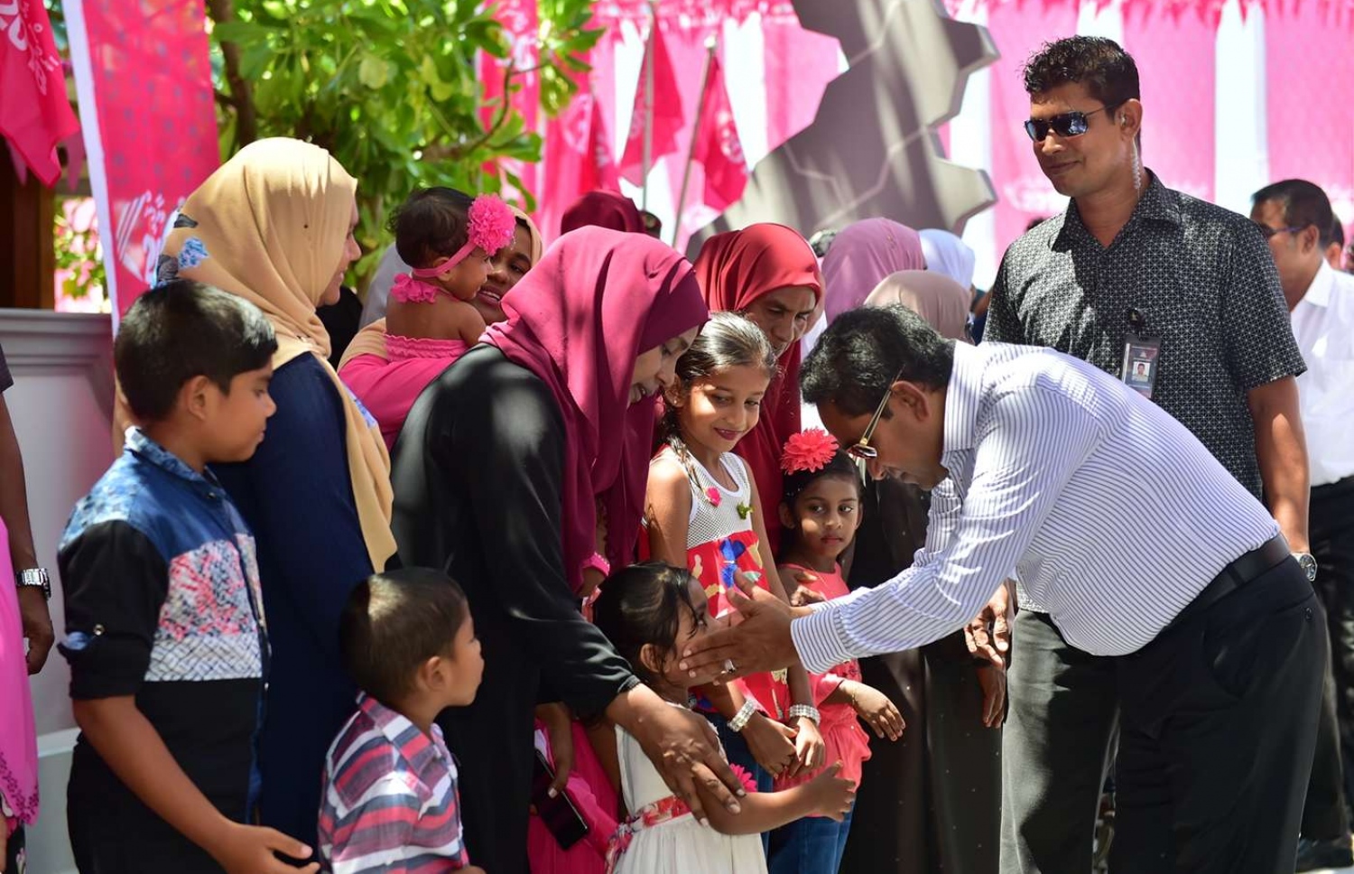 ރައީސް ޔާމީން އދ. މަހިބަދު އަށް ވަޑައިގަތުމުން މަރުހަބާ ދެންނެވުމުގެ ގޮތުން އެއްވެ ތިބި މީހުންގެ ތެރެއިން ކުޑަކުއްޖެއްގެ ކޮލުގައި ފިރުމާލައްވަނީ.---ފޮޓޯ: ރައީސް އޮފީސް