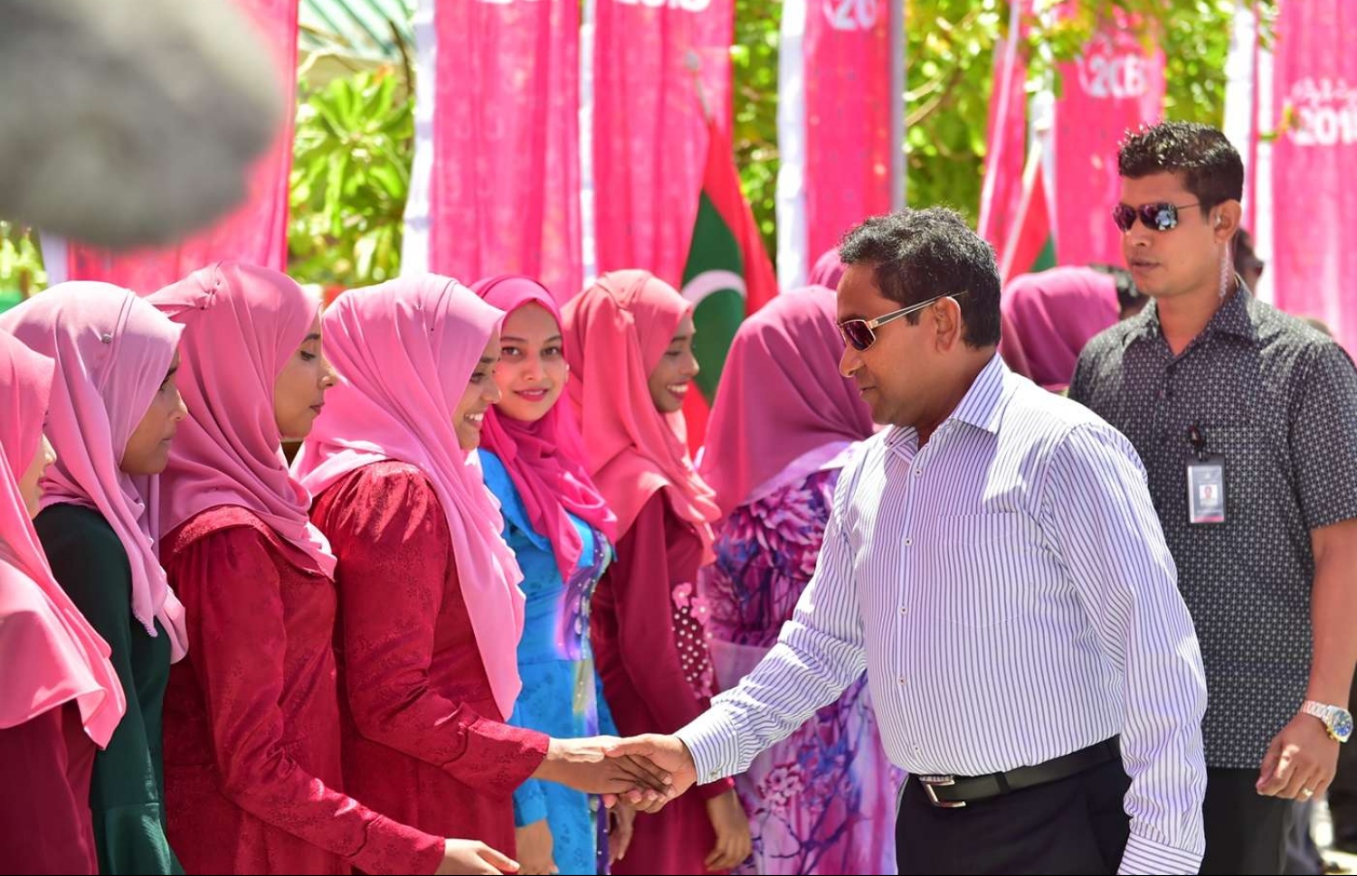 މަހިބަދޫން ރައީސަށް މަރުހަބާ ދަންނަވަން ނުކުތް ބަޔަކާ ސަލާމްކުރައްވަނީ. --ފޮޓޯ: ރައީސް އޮފީސް