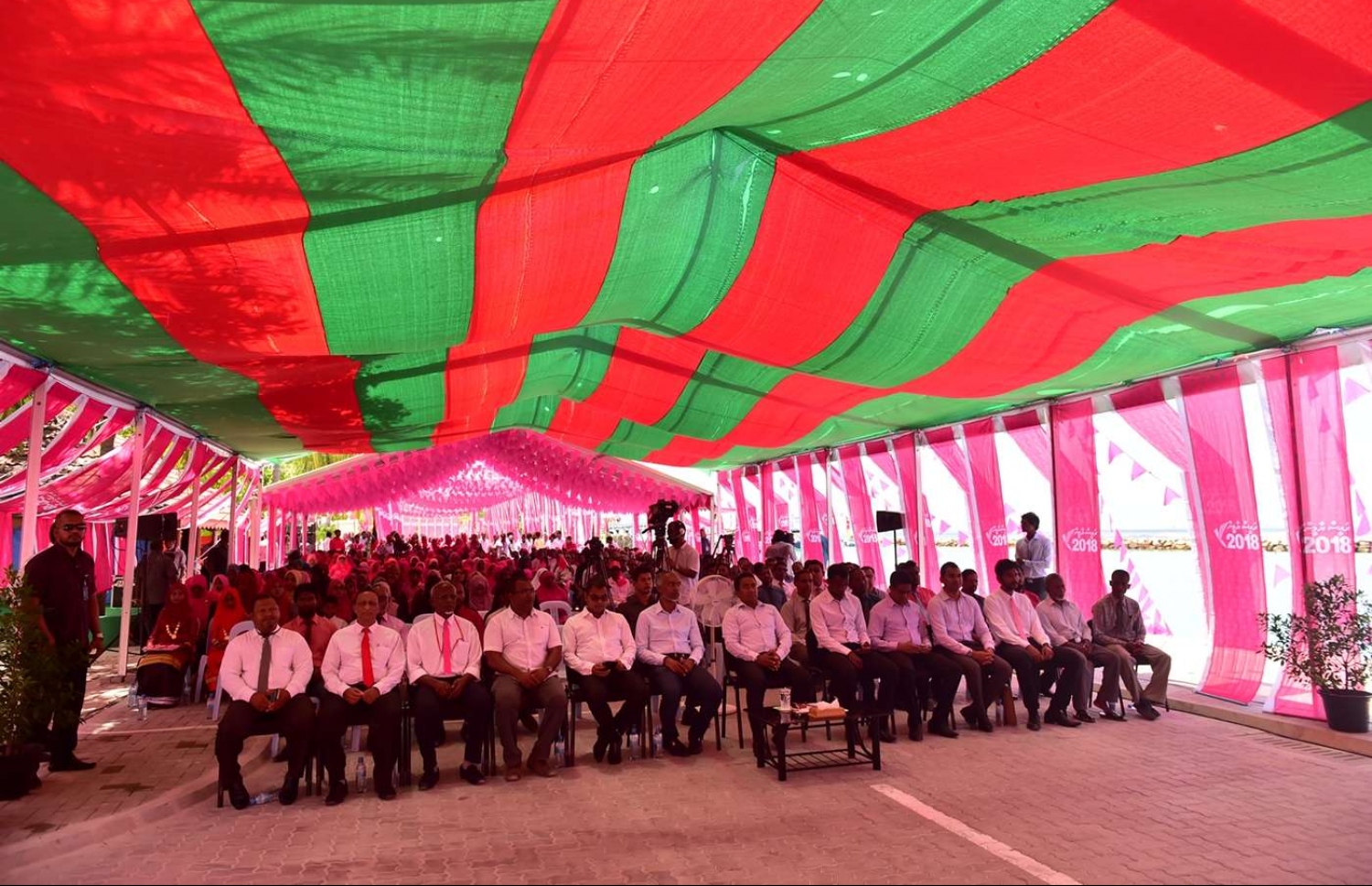 އދ. މަހިބަދޫ: ސެޕްޓެމްބަރު 3، 2018- ރައީސް އަބްދުﷲ ޔާމީން މަހިބަދޫއަށް ކުރެއްވި ދަތުރުފުޅުގައި، އެރަށުގެ މަގު ހެދުމުގެ މަސައްކަތުގެ ނިމުން ފާހަގަކުރުމުގެ ގޮތުން ބޭއްވި ޖަލްސާގެ ތެރެއިން.---ފޮޓޯ: ރައީސް އޮފީސް