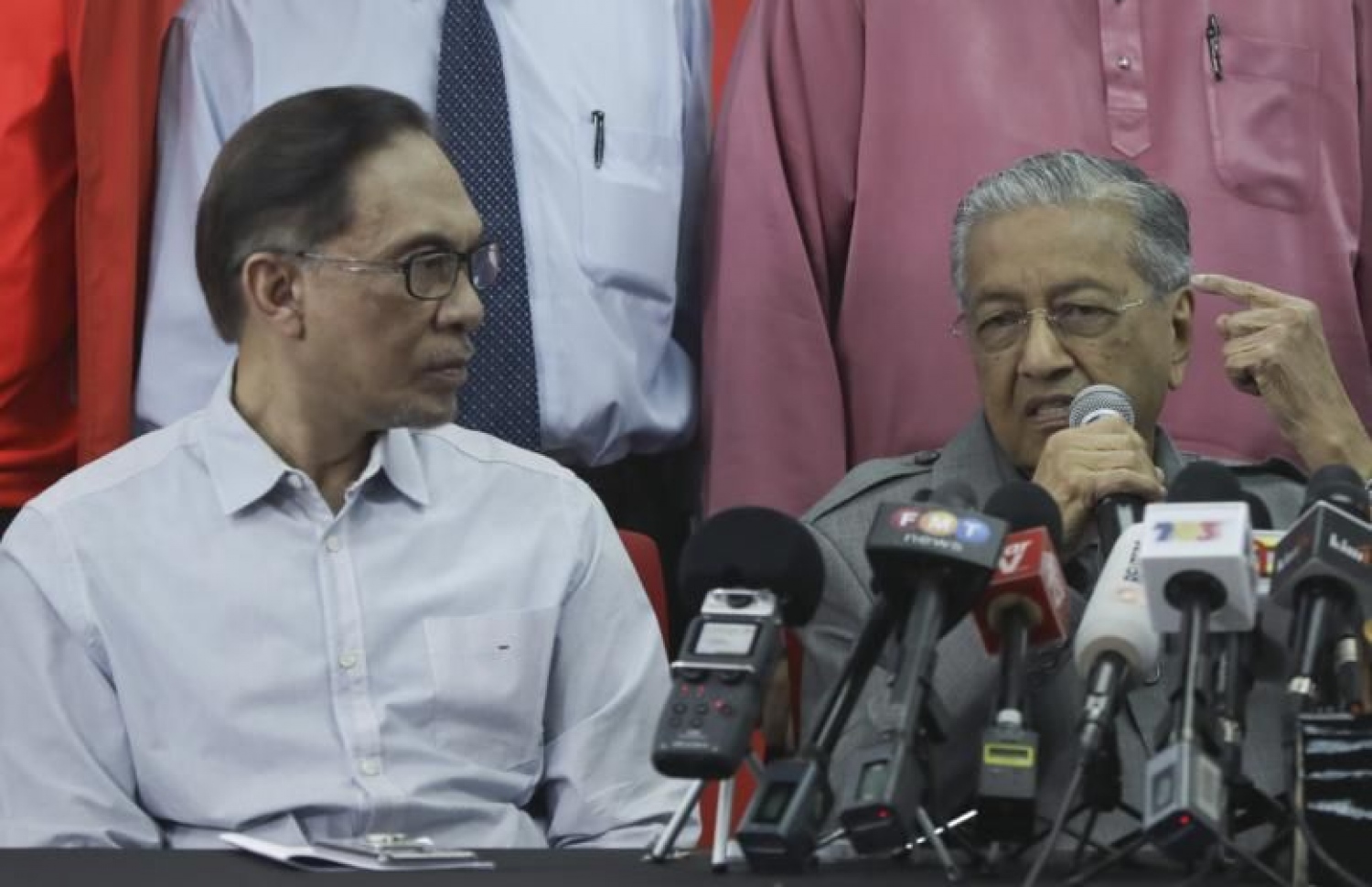 މެލޭޝިއާގެ ބޮޑު ވަޒީރު މަހާތިރު (ކ) އާއި އަންވަރު އިބްރާހިމް. --ފޮޓޯ:އީޕީއޭ