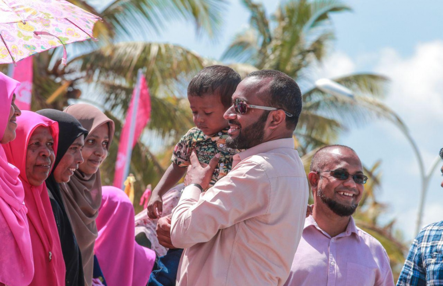ރިޔާސީ އިންތިހާބުގެ ކެމްޕެއިންގެ ތެރޭގައި ޑރ. ޝަހީމް ރަށަކަށް ވަޑައިގެން ކުޑަ ކުއްޖަކު އުރާލައްވަނީ. --- ފޮޓޯ: މިހާރު