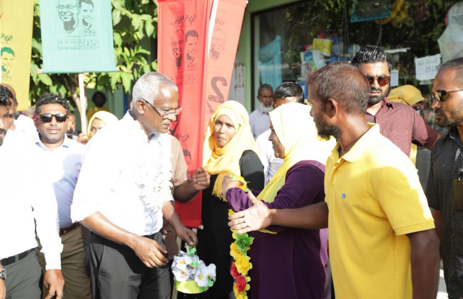 އިބޫ މިއަދު ހޯޑެއްދު އަށް ވަޑައިގަތުމުން، އެ ރަށު މީހުން އޭނާ އަށް ހޫނު މަރުހަބާއެއް ދަންނަވަނީ. - ފޮޓޯ: އެމްޑީޕީ