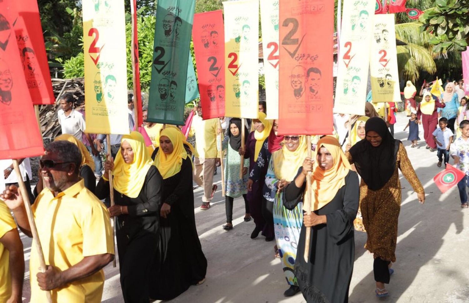 ހޯޑެއްދޫ ބަޔަކު، އިބޫ އަށް މަރުހަބާ ދަންނަވަން ނުކުމެފައި. - ފޮޓޯ: އެމްޑީޕީ