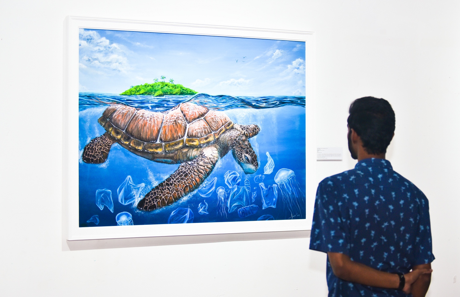 ސެޕްޓެމްބަރު 3، 2018- "މޯލްޑިވްސް ކޮންޓެންޕޮރަރީ އާޓް އެގްޒިބިޝަން 2018" ގައި ބަހައްޓާފައިވާ ކުރެހުމެއް މީހަކު ބަލަނީ.--- ފޮޓޯ: ހުސައިން ވަހީދު/މިހާރު