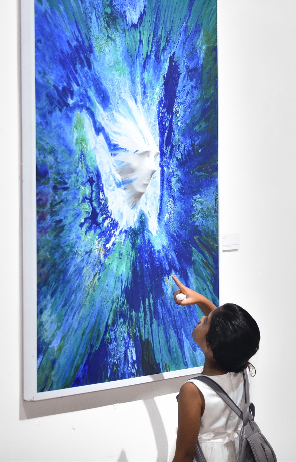 ސެޕްޓެމްބަރު 3، 2018- "މޯލްޑިވްސް ކޮންޓެންޕޮރަރީ އާޓް އެގްޒިބިޝަން 2018" ގައި ބަހައްޓާފައިވާ ކުރެހުމެއް ކުޑަކުއްޖަކު ބަލަނީ.--- ފޮޓޯ: ހުސައިން ވަހީދު/މިހާރު