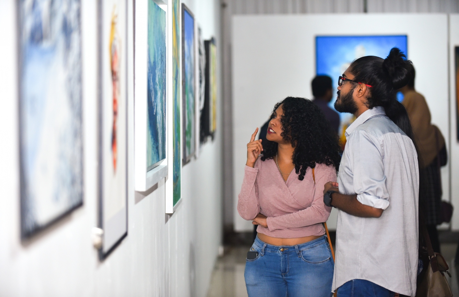 ސެޕްޓެމްބަރު 3، 2018- "މޯލްޑިވްސް ކޮންޓެންޕޮރަރީ އާޓް އެގްޒިބިޝަން 2018" ގައި ބަހައްޓާފައިވާ ކުރެހުންތަކެއް ދެ މީހަކު ބަލަނީ: އަންނަ ހުކުރު ދުވަހުގެ ނިޔަލަށް ކުރިއަށް ގެންދާ މި މައުރަޒުގެ ފުރަތަމަ ރޭ ވެސް ވަނީ ވަރަށް ކުރެހުންތައް ވިކިފައި.--- ފޮޓޯ: ހުސައިން ވަހީދު/މިހާރު