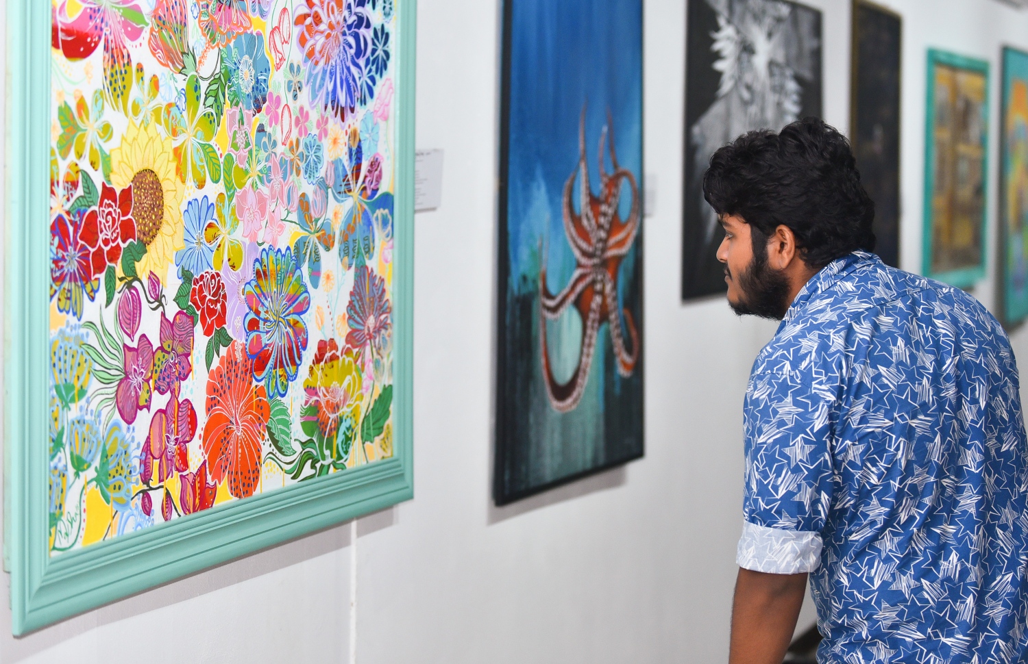 ސެޕްޓެމްބަރު 3، 2018- "މޯލްޑިވްސް ކޮންޓެންޕޮރަރީ އާޓް އެގްޒިބިޝަން 2018" ގައި ބަހައްޓާފައިވާ ކުރެހުންތަކެއް މީހަކު ބަލަނީ: އަންނަ ހުކުރު ދުވަހުގެ ނިޔަލަށް ކުރިއަށް ގެންދާ މި މައުރަޒުގެ ފުރަތަމަ ރޭ ވެސް ވަނީ ވަރަށް ކުރެހުންތައް ވިކިފައި.--- ފޮޓޯ: ހުސައިން ވަހީދު/މިހާރު