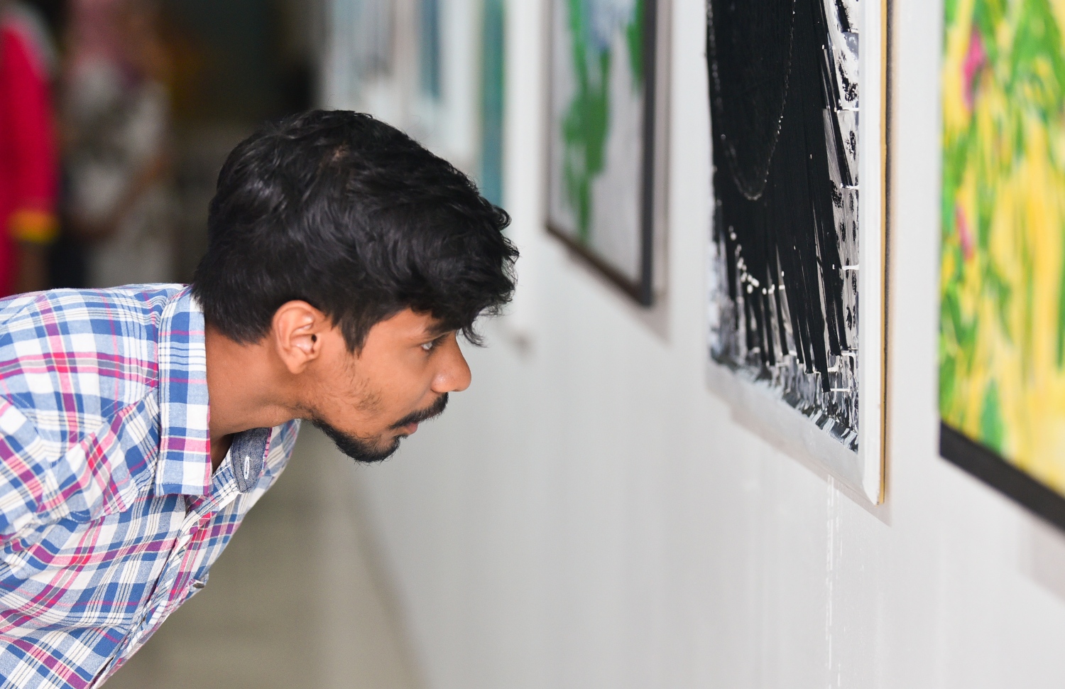 ސެޕްޓެމްބަރު 3، 2018- "މޯލްޑިވްސް ކޮންޓެންޕޮރަރީ އާޓް އެގްޒިބިޝަން 2018" ގައި ބަހައްޓާފައިވާ ކުރެހުންތަކެއް މީހަކު ބަލަނީ: އަންނަ ހުކުރު ދުވަހުގެ ނިޔަލަށް ކުރިއަށް ގެންދާ މި މައުރަޒުގެ ފުރަތަމަ ރޭ ވެސް ވަނީ ވަރަށް ކުރެހުންތައް ވިކިފައި.--- ފޮޓޯ: ހުސައިން ވަހީދު/މިހާރު